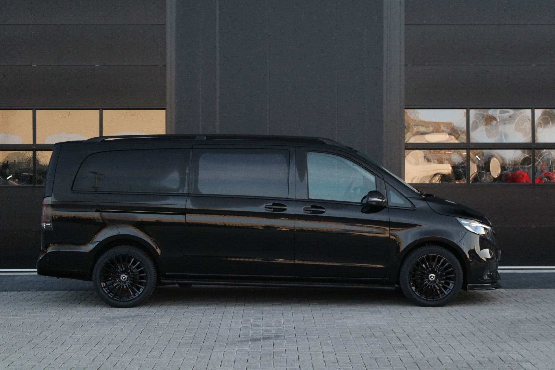 Mercedes-Benz V-Klasse 300d - Avantgarde - DC - 4-matic - 360 Cam - Multibeam - Elektrische schuifdeuren - Digitale spiegel - Volle auto - Rijklaar thumbnail 4