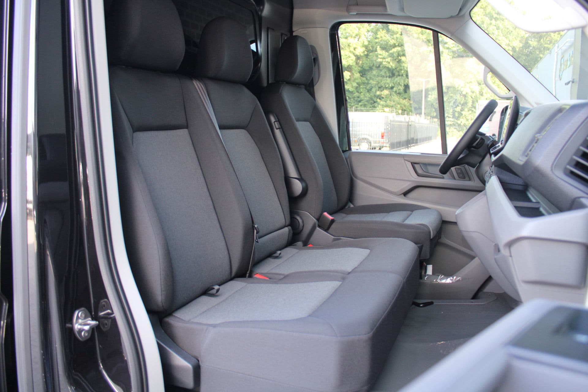 Volkswagen Crafter 35 2.0 TDI L3H3 177pk - Facelift - Navigatie - LED - Geveerde stoel - Virtual cockpit - Camera - Trekhaak - Stoelverwarming - Rijklaar thumbnail 35