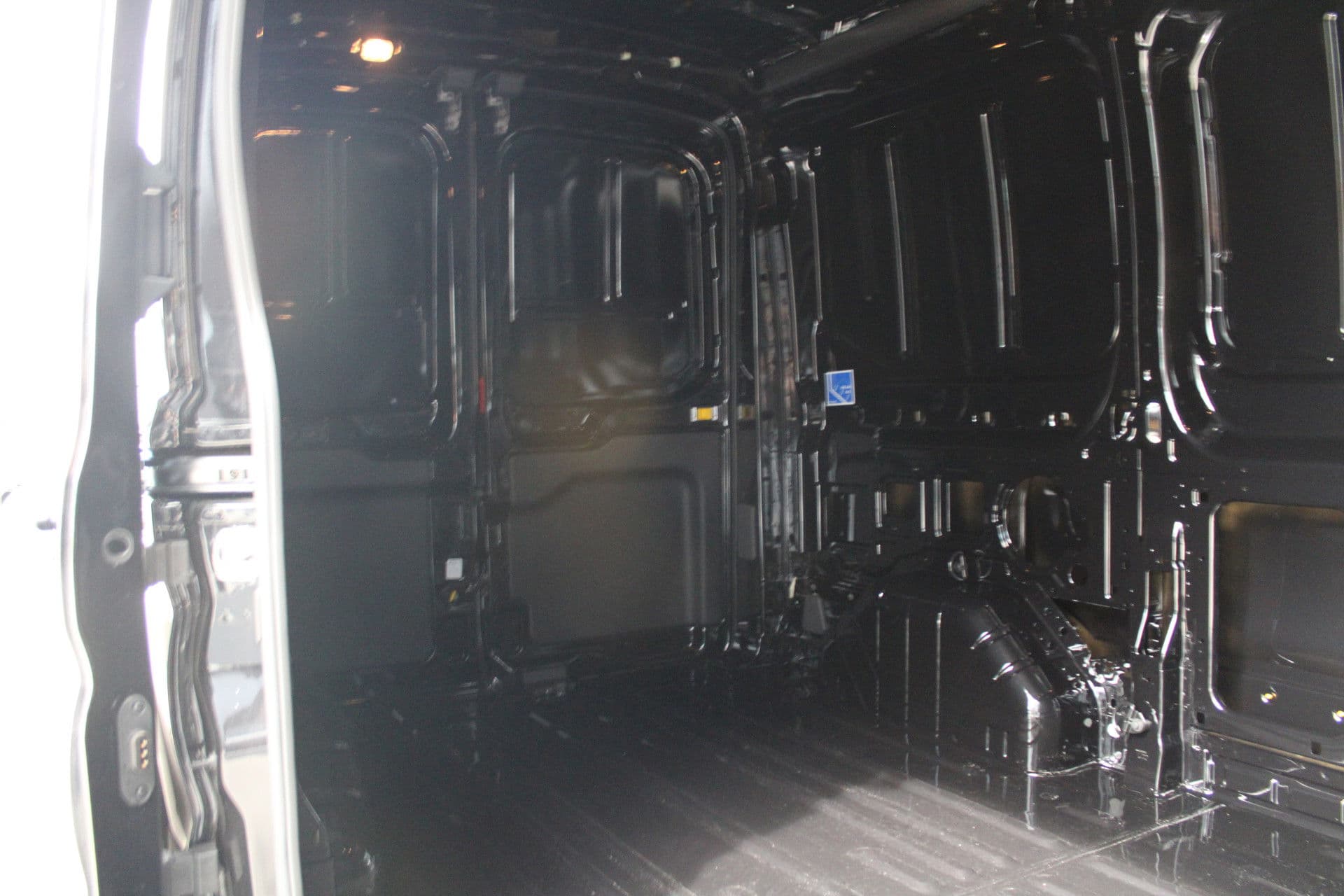 Ford Transit 350 2.0 TDCI L2H2 Limited 165pk - Adaptive Cruise - Xenon - Navi - Blind Spot - 360 camera - Rijklaar thumbnail 6