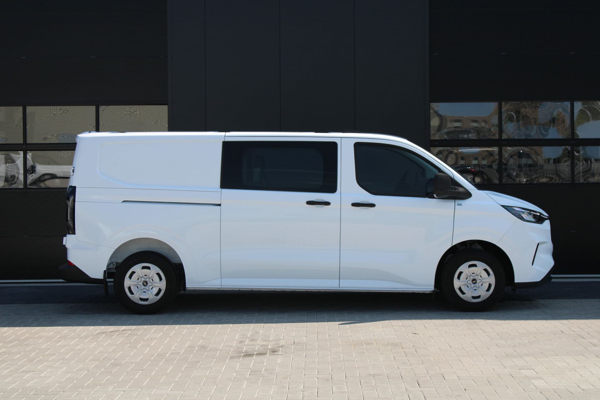 Ford Transit Custom 320 2.0 TDCI L2H1 Trend DC 136pk - Carplay - Android - Camera - Trekhaak - LED koplampen - Stoelverwarming - Draadloos laden - Rijklaar thumbnail 4