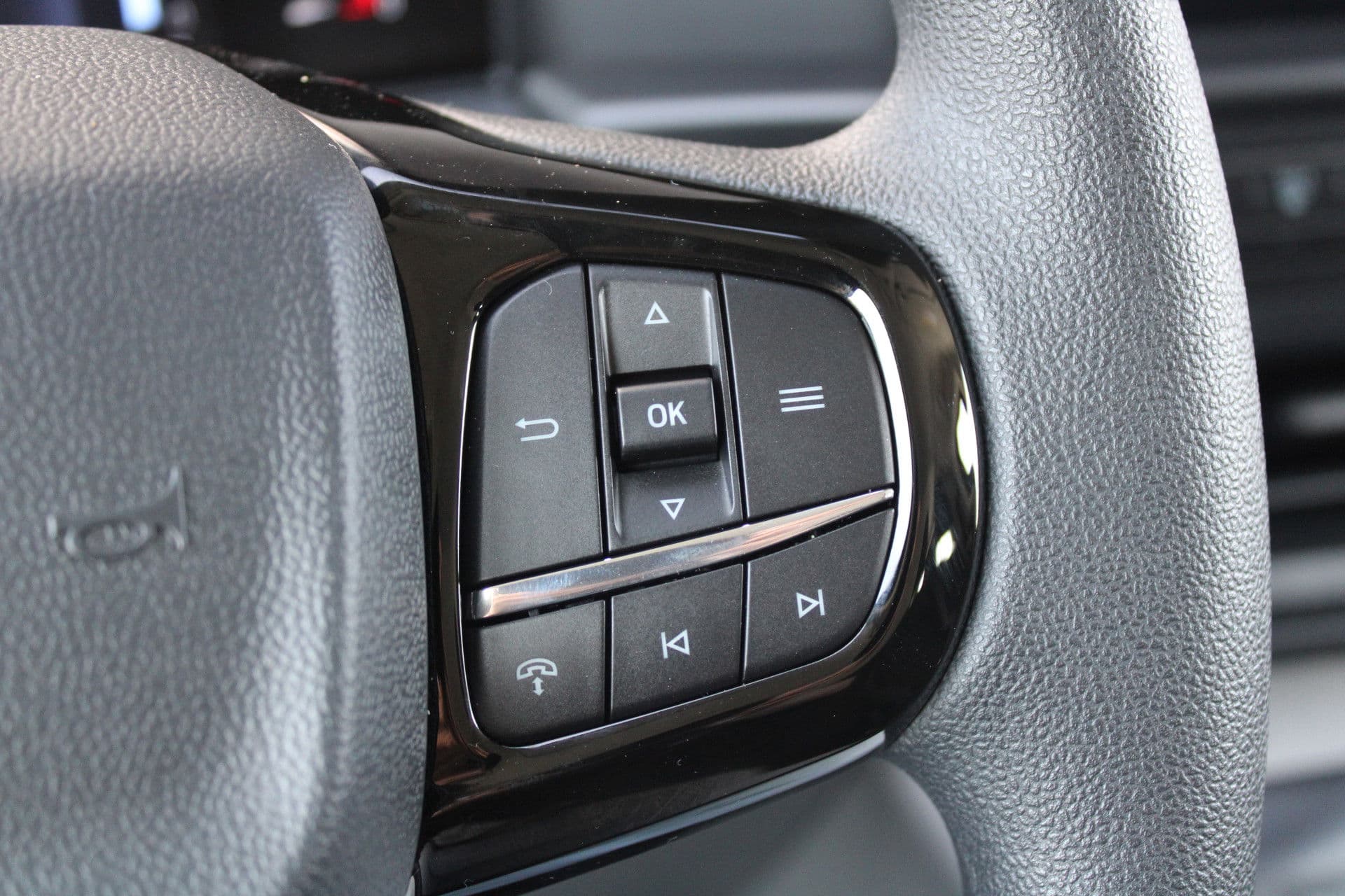 Ford Transit Custom 320 2.0 TDCI L2H1 Trend DC 136pk - Carplay - Android - Camera - Trekhaak - LED koplampen - Stoelverwarming - Draadloos laden - Rijklaar thumbnail 9