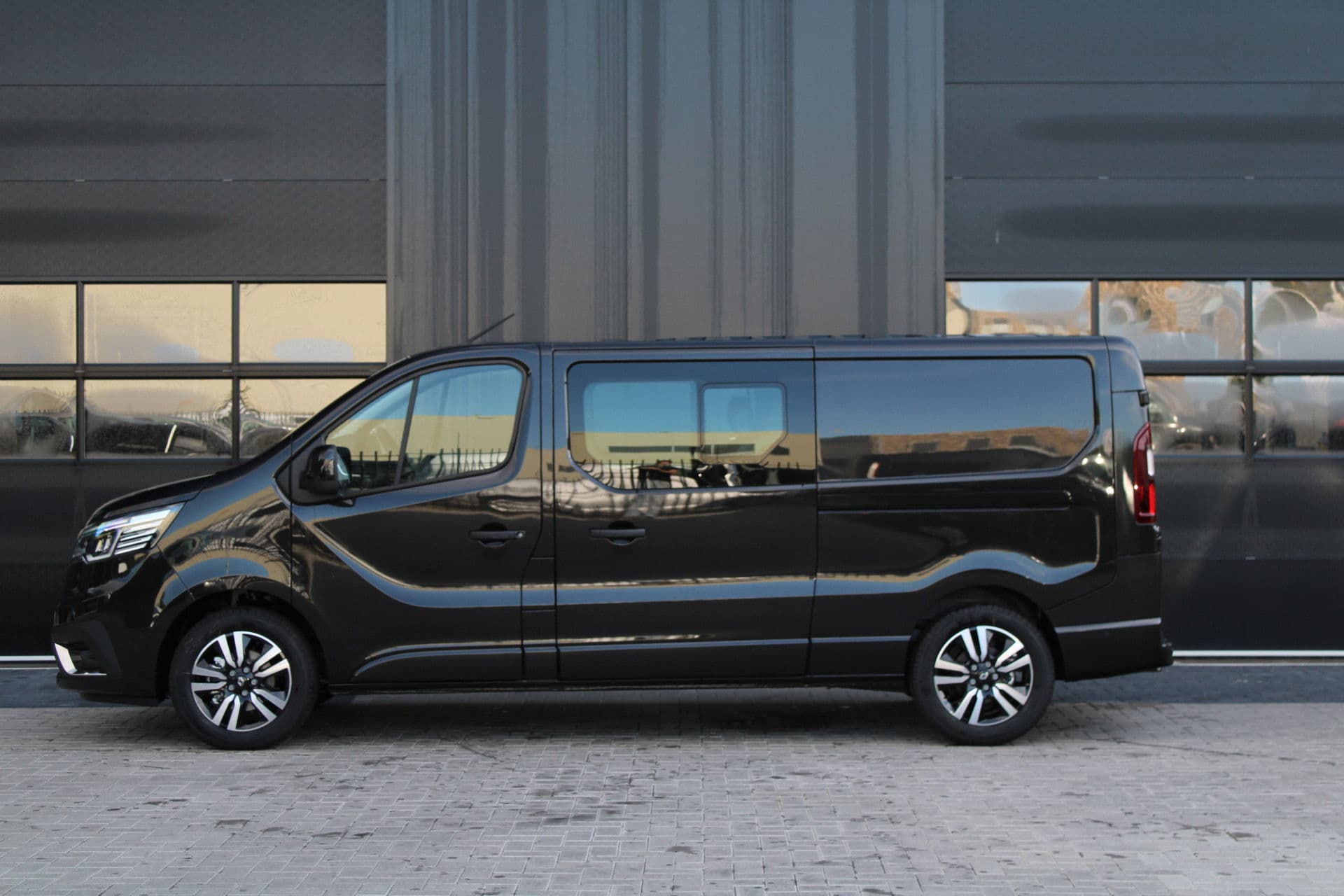 Renault Trafic 2.0 Blue dCi 170pk T29 L2H1 Extra DC - 2x Schuifdeur - Carplay - LED - Blind Spot - Navigatie - Camera - Trekhaak - Stoelverwarming - Rijklaar thumbnail 6