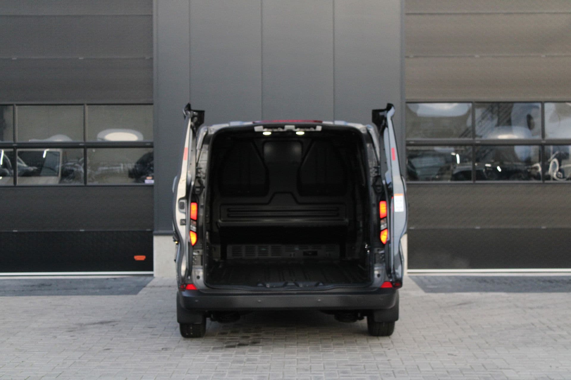 Ford Transit Custom 320 2.5 PHEV L2H1 Trend 232pk - 5 jaar GARANTIE - 2x Schuifdeur - Adaptive Cruise - Blind Spot - Navigatie - Camera - Verwarmd Stuur - Rijklaar thumbnail 8