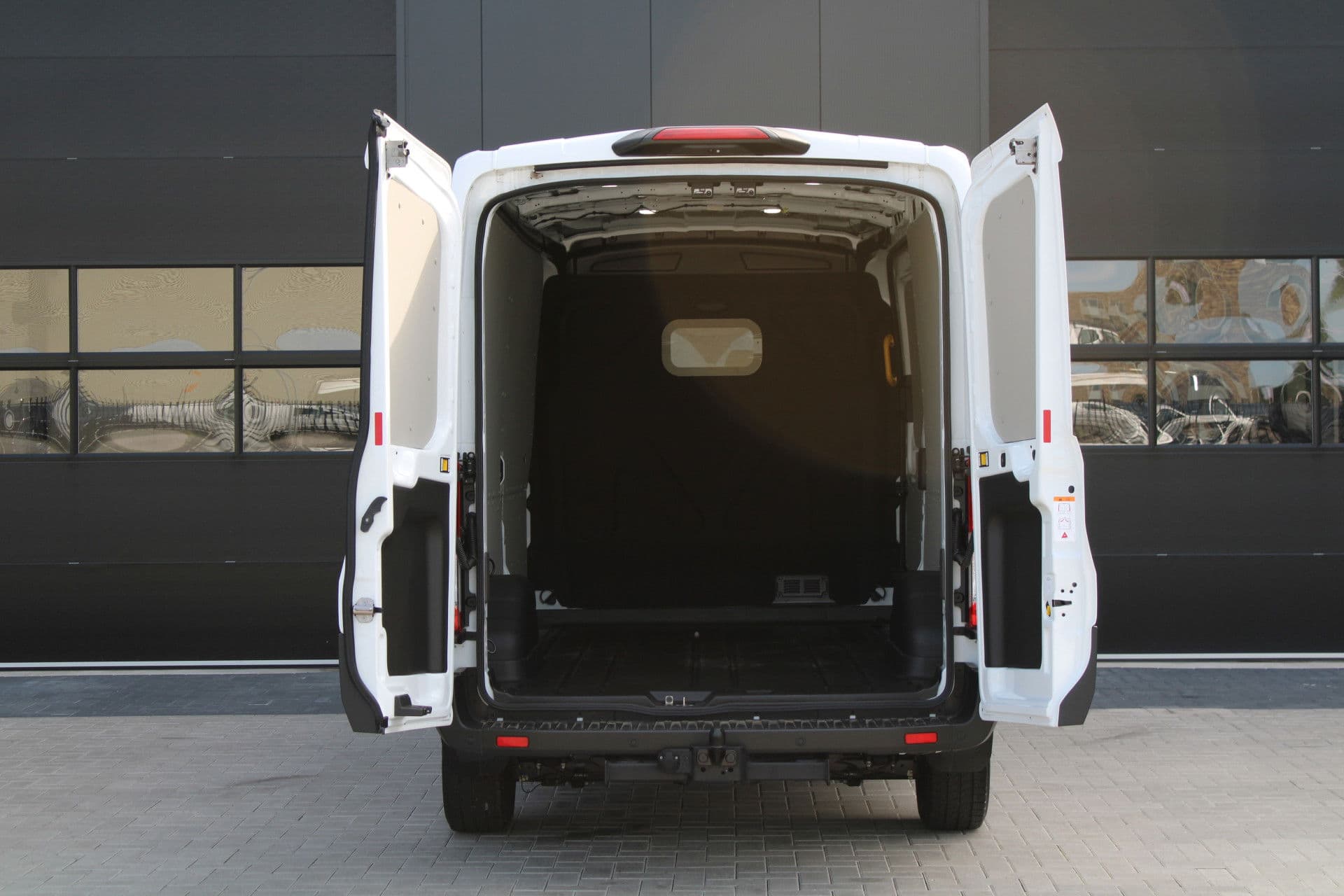 Ford Transit 350 2.0 TDCI L3H2 Trend MHEV 170pk Trend - Navigatie - Blind Spot - Adaptive cruise - Camera - 270gr deuren - Trekhaak - Rijklaar thumbnail 4