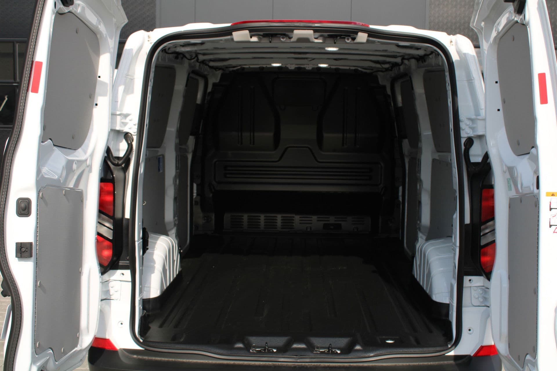 Ford Transit Custom 320 2.5 PHEV L2H1 Trend 232pk - 5 jaar GARANTIE - 2x Schuifdeur - Adaptive Cruise - Blind Spot - Navigatie - Camera - Verwarmd Stuur - Rijklaar thumbnail 11