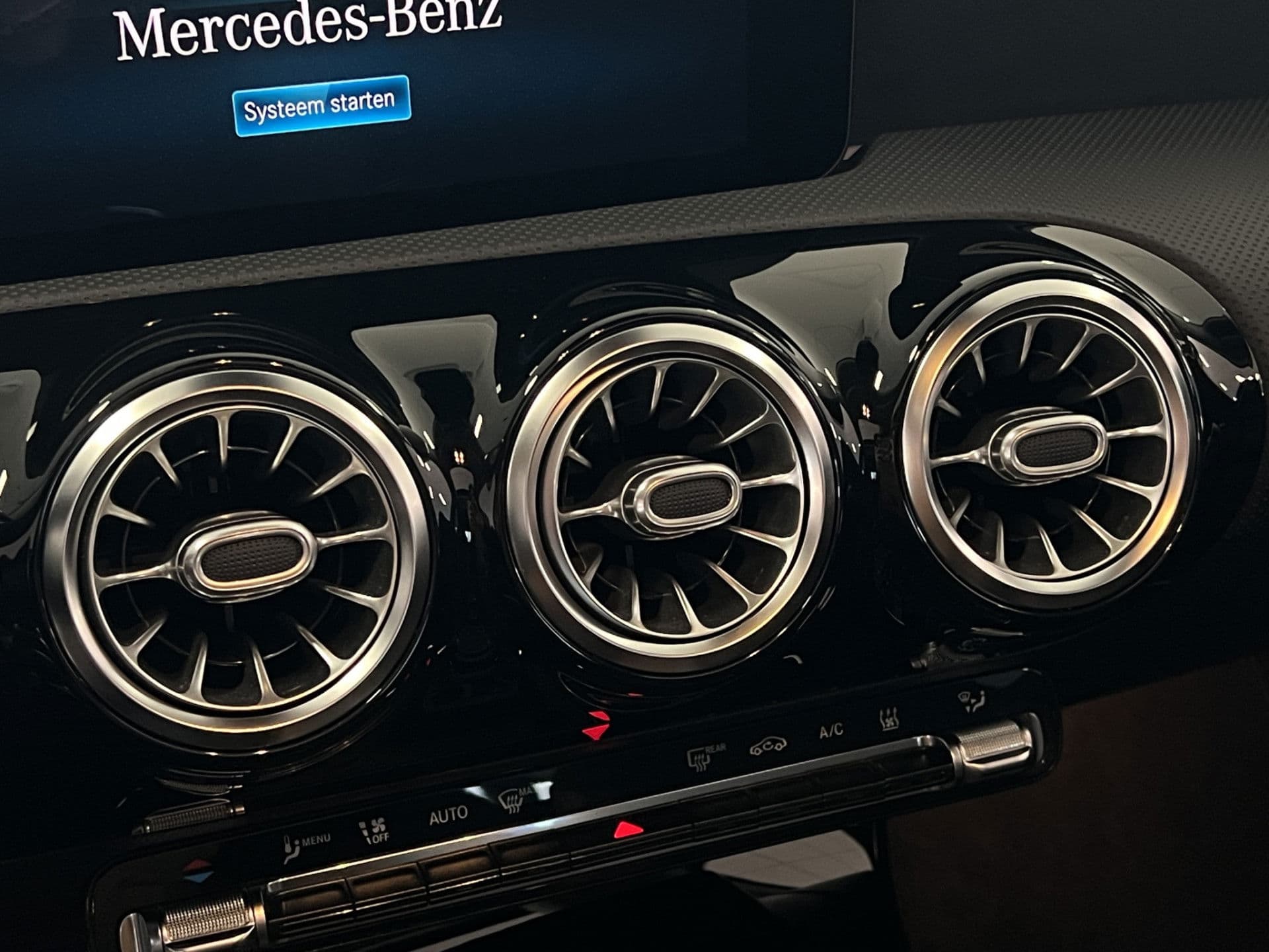 Mercedes-Benz A-Klasse 250 e AMG Premium Plus | Pano | NAP | Sfeerverl | Burmester | Camera | Stoelverw | thumbnail 4