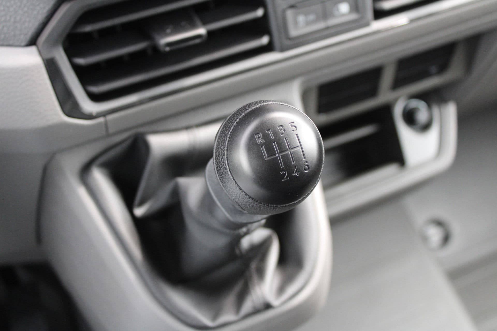 Volkswagen Crafter 30 2.0 TDI L3H3 140pk - Navigatie - DAB - Geveerde Stoel - Camera - Carplay - Rijklaar thumbnail 36