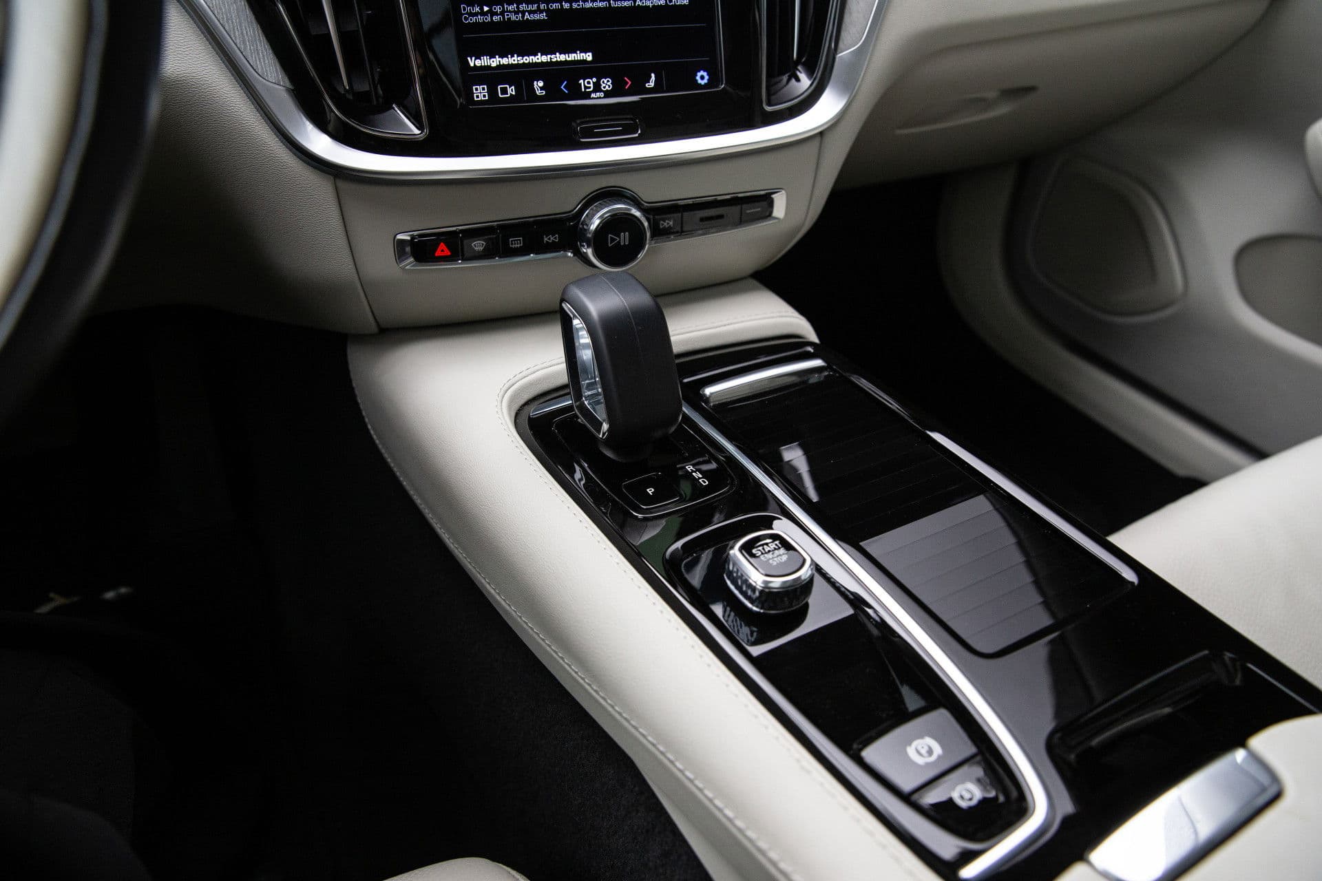 Volvo V60 2.0 T6 Plug-in hybrid AWD Plus Bright , Panoramadak, Adap. cruise, Stoel/stuurverwarming, thumbnail 7