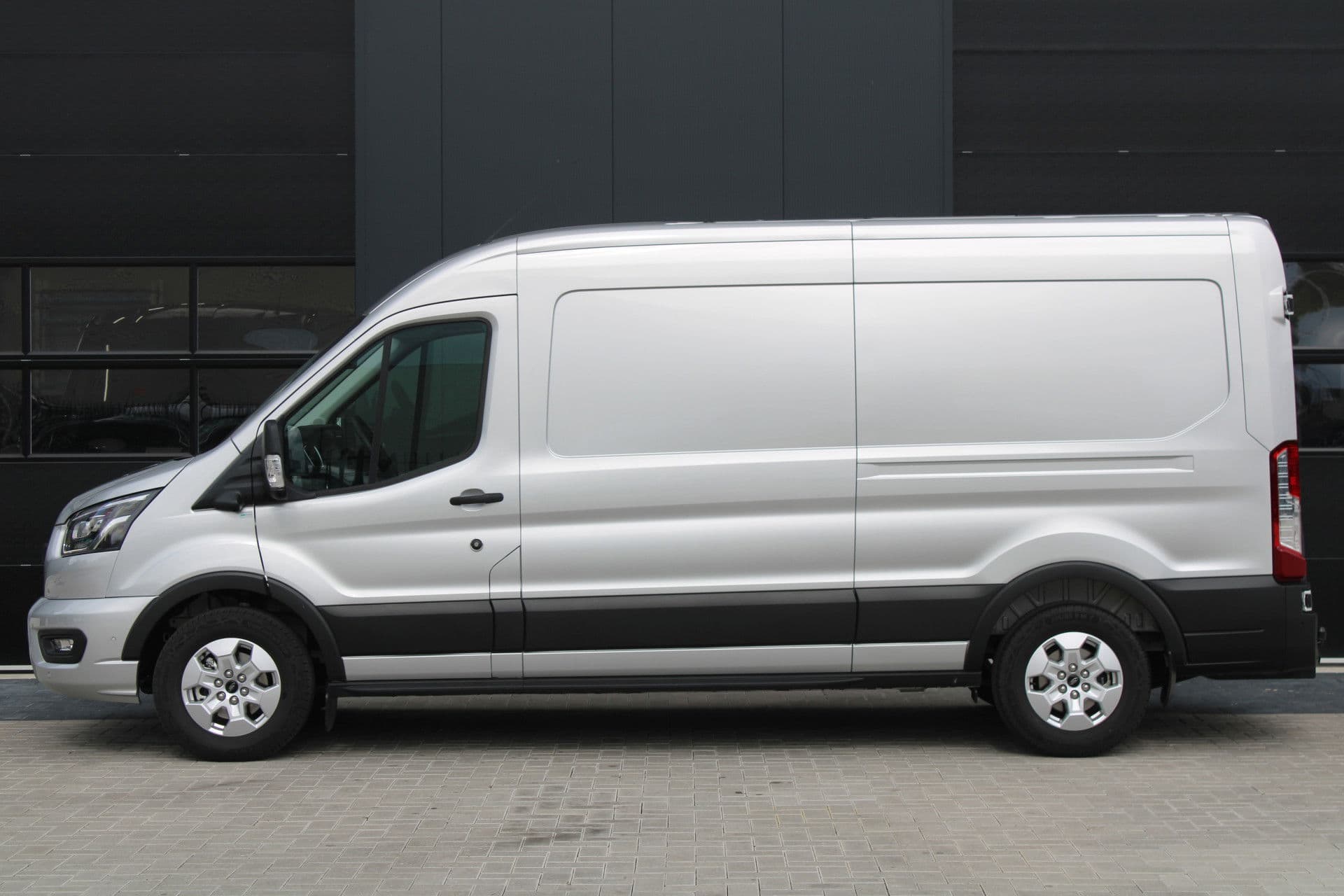 Ford Transit 350 2.0 TDCI L3H2 Limited Raptor 165pk - LUCHTVERING - ACC - Blind Spot - 360 camera - Raptor Grill - Stoel-Stuurverwarming - Trekhaak - Rijklaar thumbnail 31