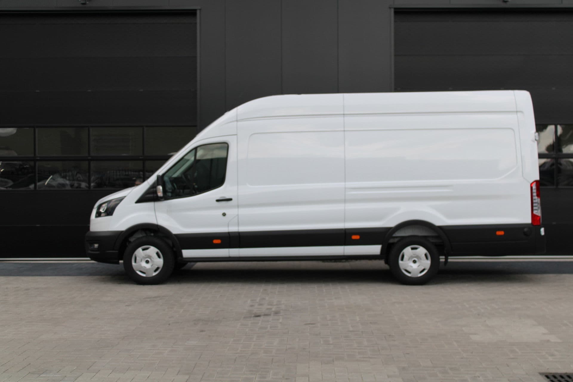 Ford Transit 350 2.0 TDCI L4H3 Trend 165pk RWD - Carplay - Android - Cruise - Camera - 270gr deuren - Rijklaar thumbnail 30