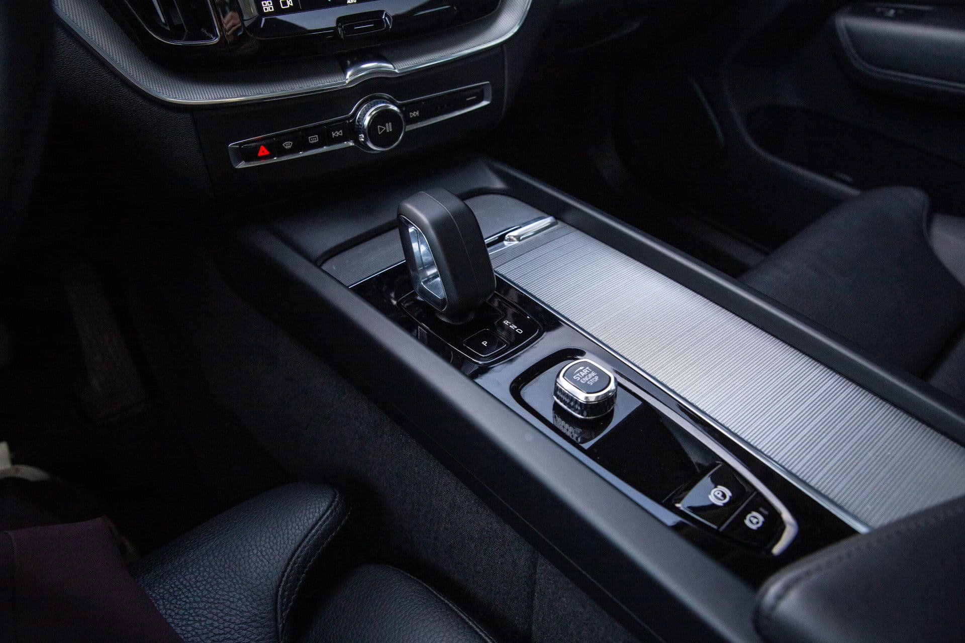 Volvo XC60 2.0 T6 Plug-in hybrid AWD Plus Dark , Panoramadak, Keyless entry, Carplay, thumbnail 6