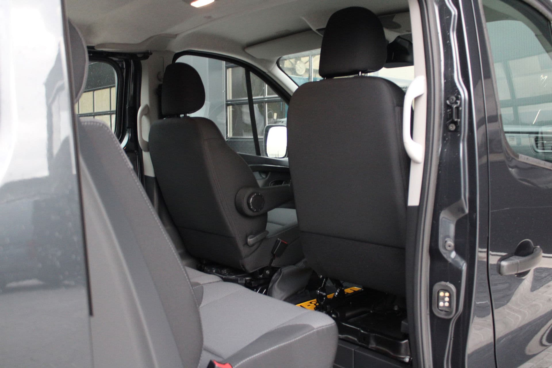 Renault Trafic 2.0 Blue dCi 130pk T29 L2H1 Advance Dubbele Cabine - Carplay - Android - 2x Schuifdeur - Passagiersstoel - Camera - LED - Rijklaar thumbnail 38