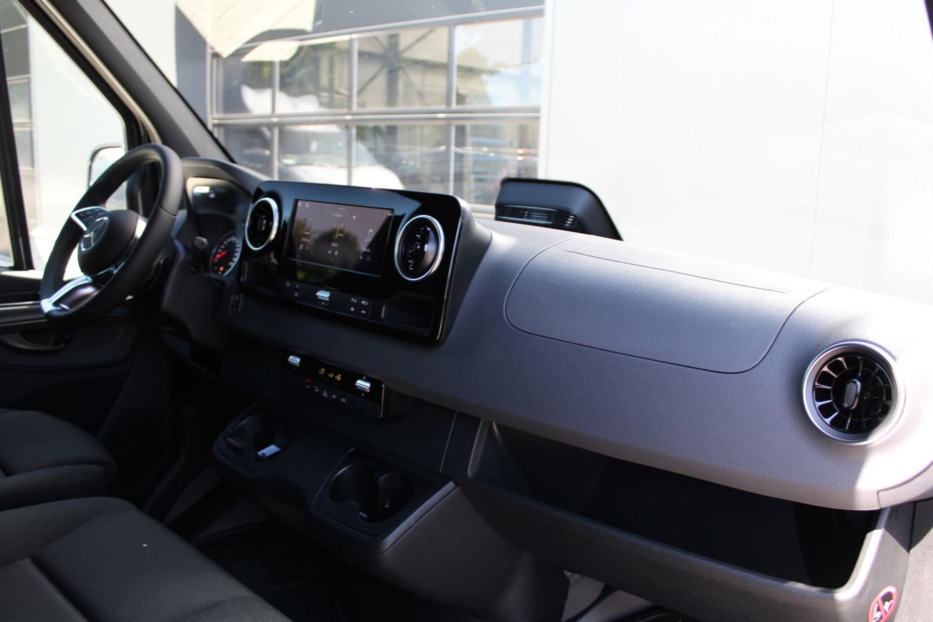 Mercedes-Benz Sprinter 317CDI L2H2 Select - LED - Mbux 10 - 3.5t Trekhaak - Geveerde Stoel - Betimmering - Camera - Carplay - Blind spot - Cruise - Rijklaar thumbnail 40