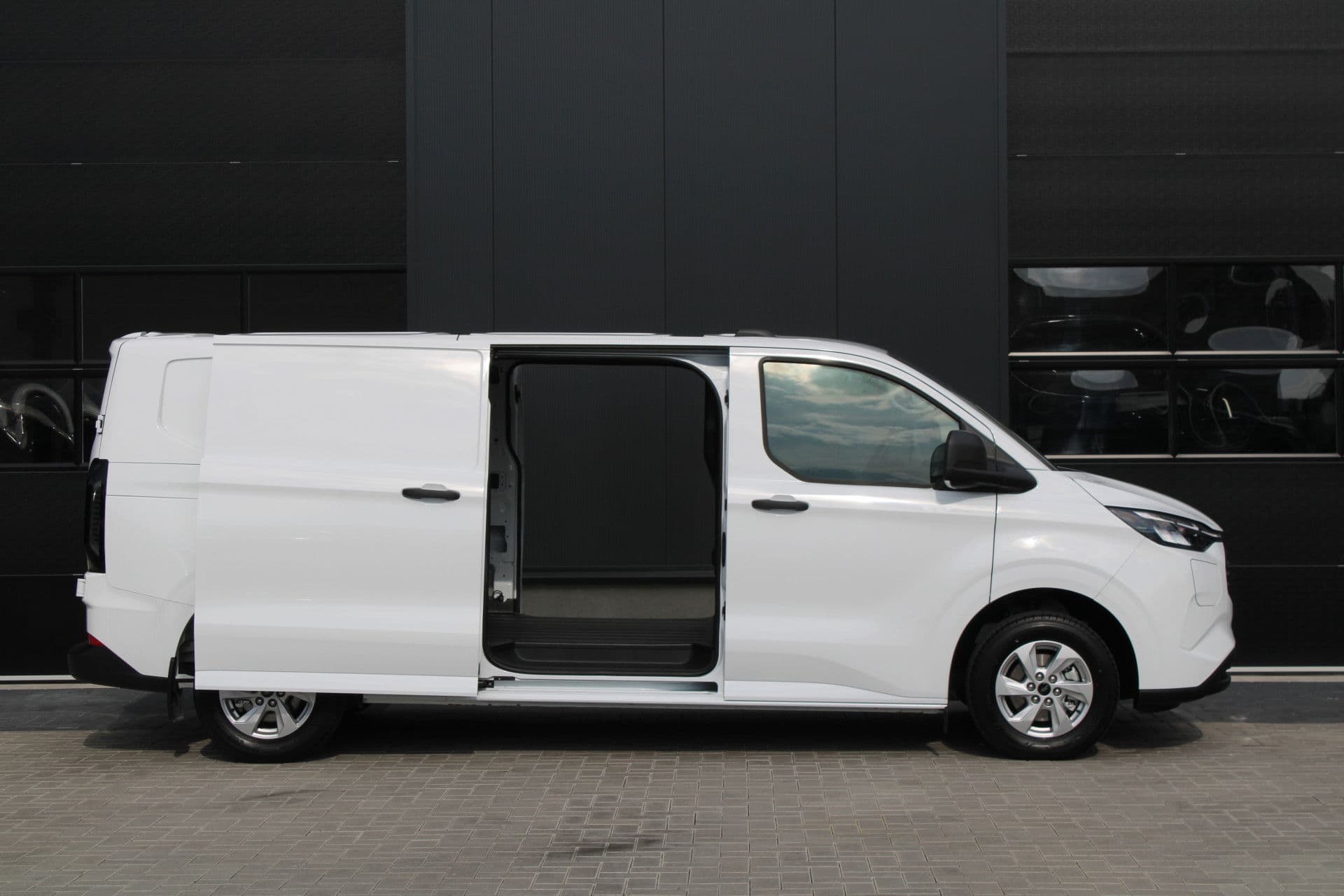 Ford Transit Custom 320 2.5 PHEV L2H1 Trend 232pk - 5 jaar GARANTIE - 2x Schuifdeur - Adaptive Cruise - Blind Spot - Navigatie - Camera - Verwarmd Stuur - Rijklaar thumbnail 5