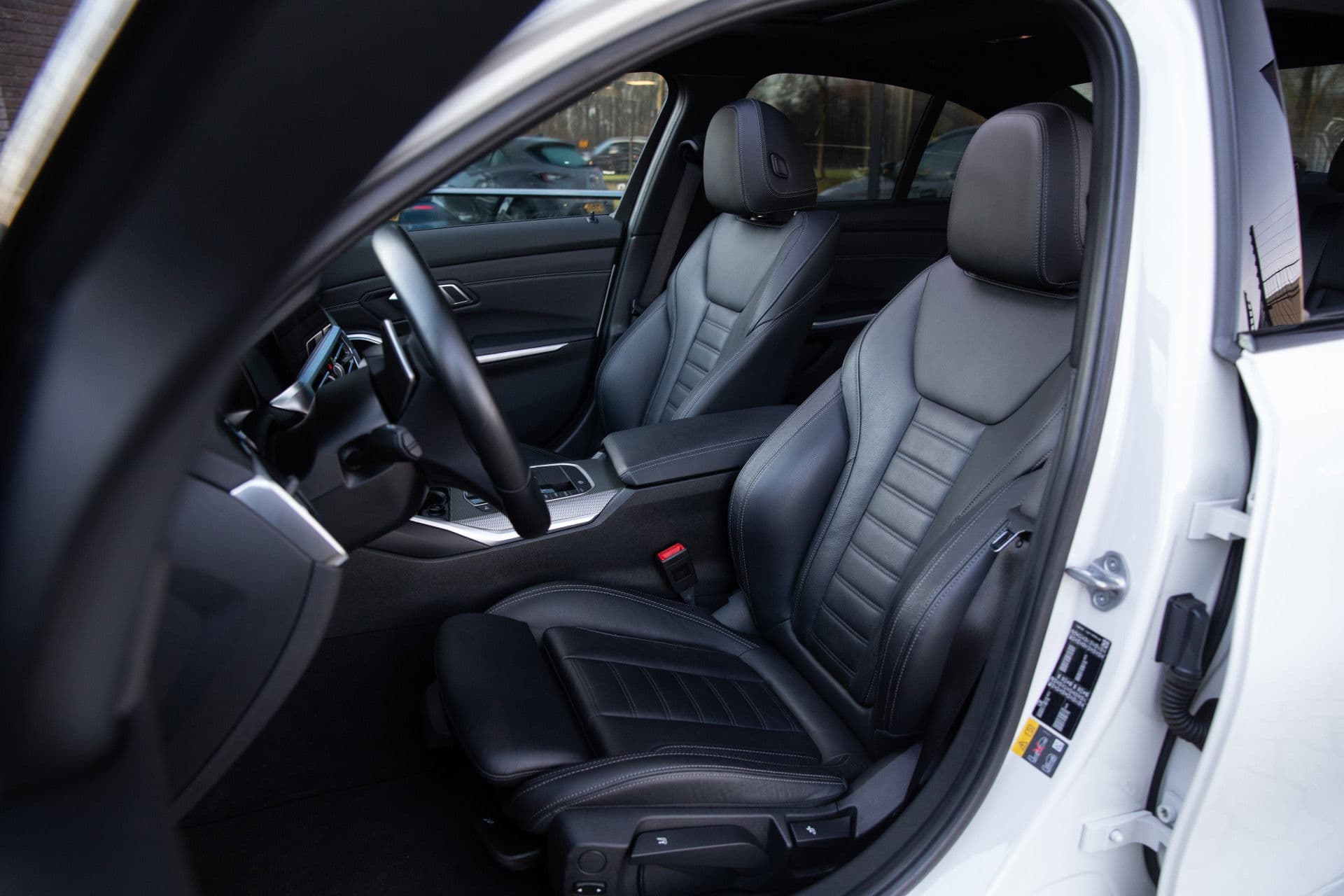 BMW 3-serie 320e Business Edition Plus , Panoramadak, Leer, Carplay, thumbnail 4