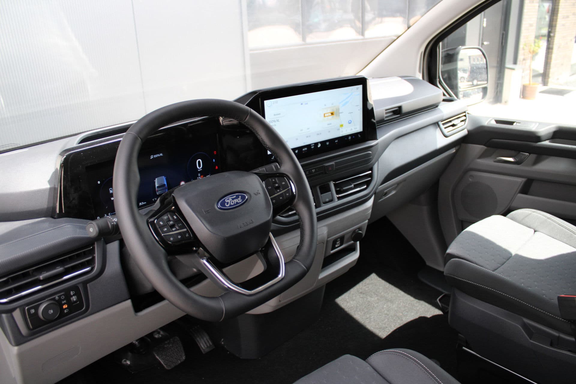 Ford Transit Custom 340 2.5 PHEV L2H1 Limited 232pk - 8 zits - Adaptive Cruise - Blind spot - Navi - Stuurverwarming - Airco achterin - Incl BPM - Rijklaar thumbnail 2