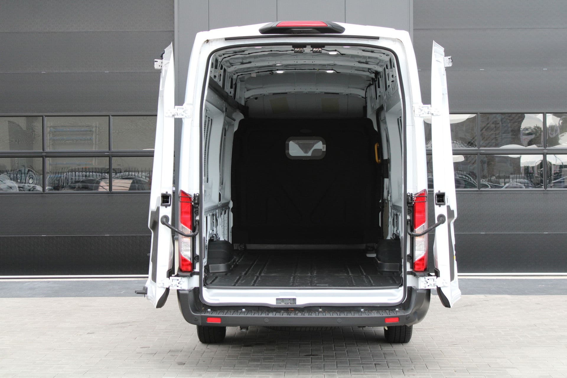 Ford Transit 350 2.0 TDCI L4H3 Trend 165pk RWD - Carplay - Android - Cruise - Camera - 270gr deuren - Rijklaar thumbnail 4