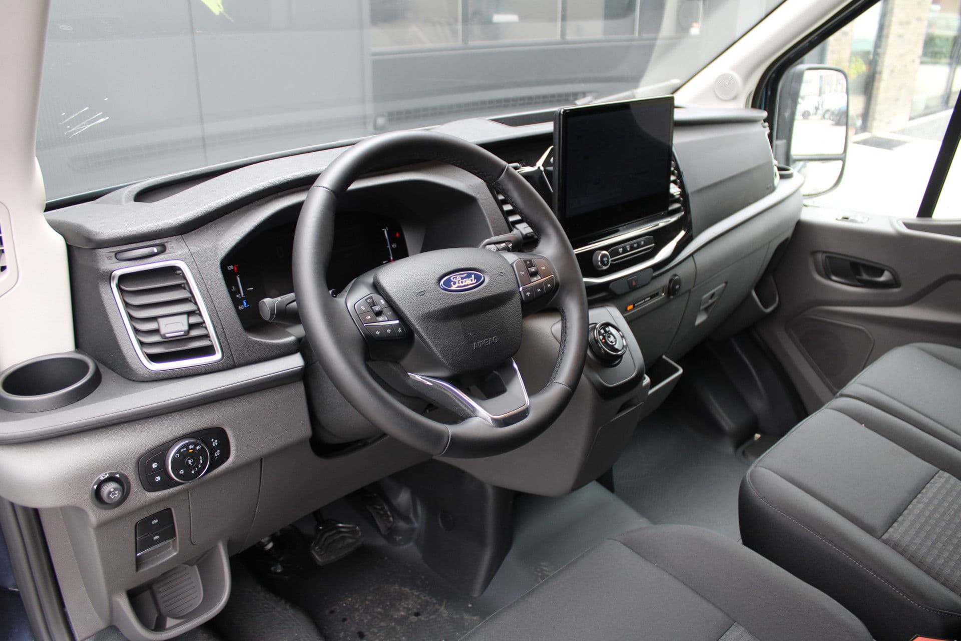 Ford Transit 350 2.0 TDCI L3H2 Limited 165pk - LUCHTVERING - ACC - Blind Spot - 360 camera - Navigatie - Stoel-Stuurverwarming - Trekhaak - Rijklaar thumbnail 2