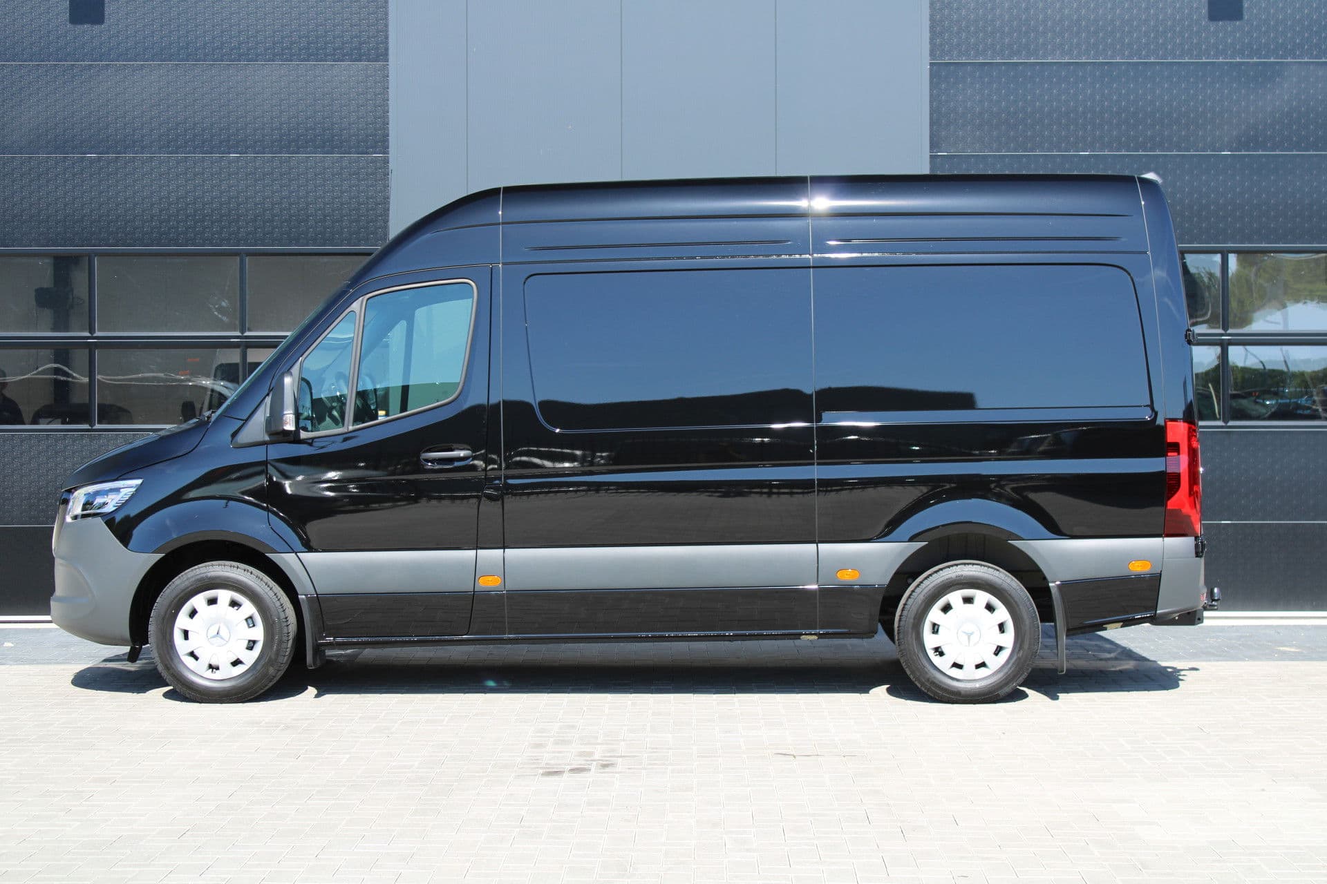 Mercedes-Benz Sprinter 317CDI L2H2 Select - LED - Mbux 10 - 3.5t Trekhaak - Geveerde Stoel - Betimmering - Camera - Carplay - Blind spot - Cruise - Rijklaar thumbnail 9