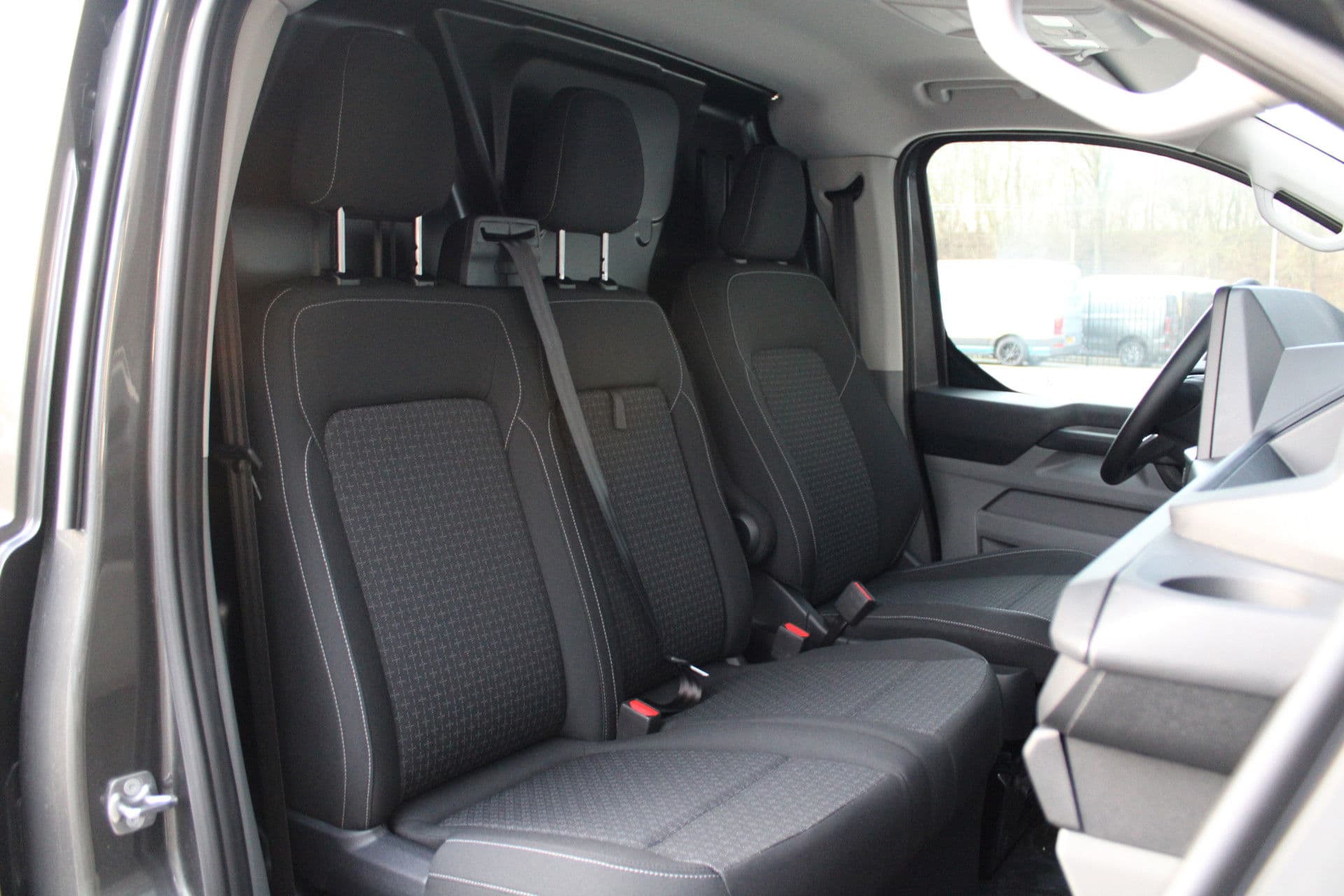 Ford Transit Custom 320 2.5 PHEV L2H1 Trend 232pk - 5 jaar GARANTIE - 2x Schuifdeur - Adaptive Cruise - Blind Spot - Navigatie - Camera - Verwarmd Stuur - Rijklaar thumbnail 16