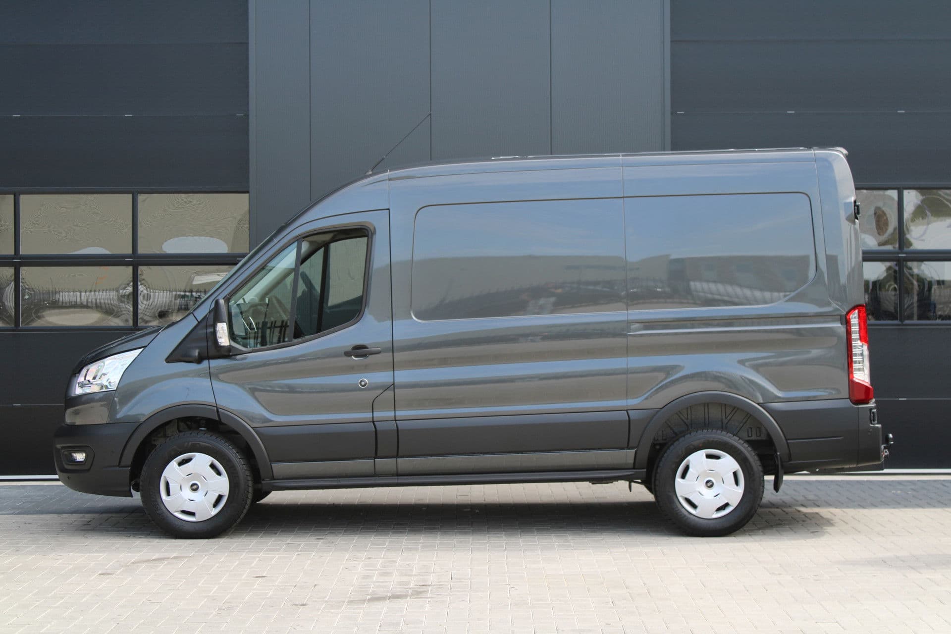 Ford Transit 350 2.0 TDCI L2H2 Trend 165pk - Facelift - Adaptive Cruise - Navigatie - Blind Spot - 360 Camera - Stoel - Stuurverwarming - Rijklaar thumbnail 7