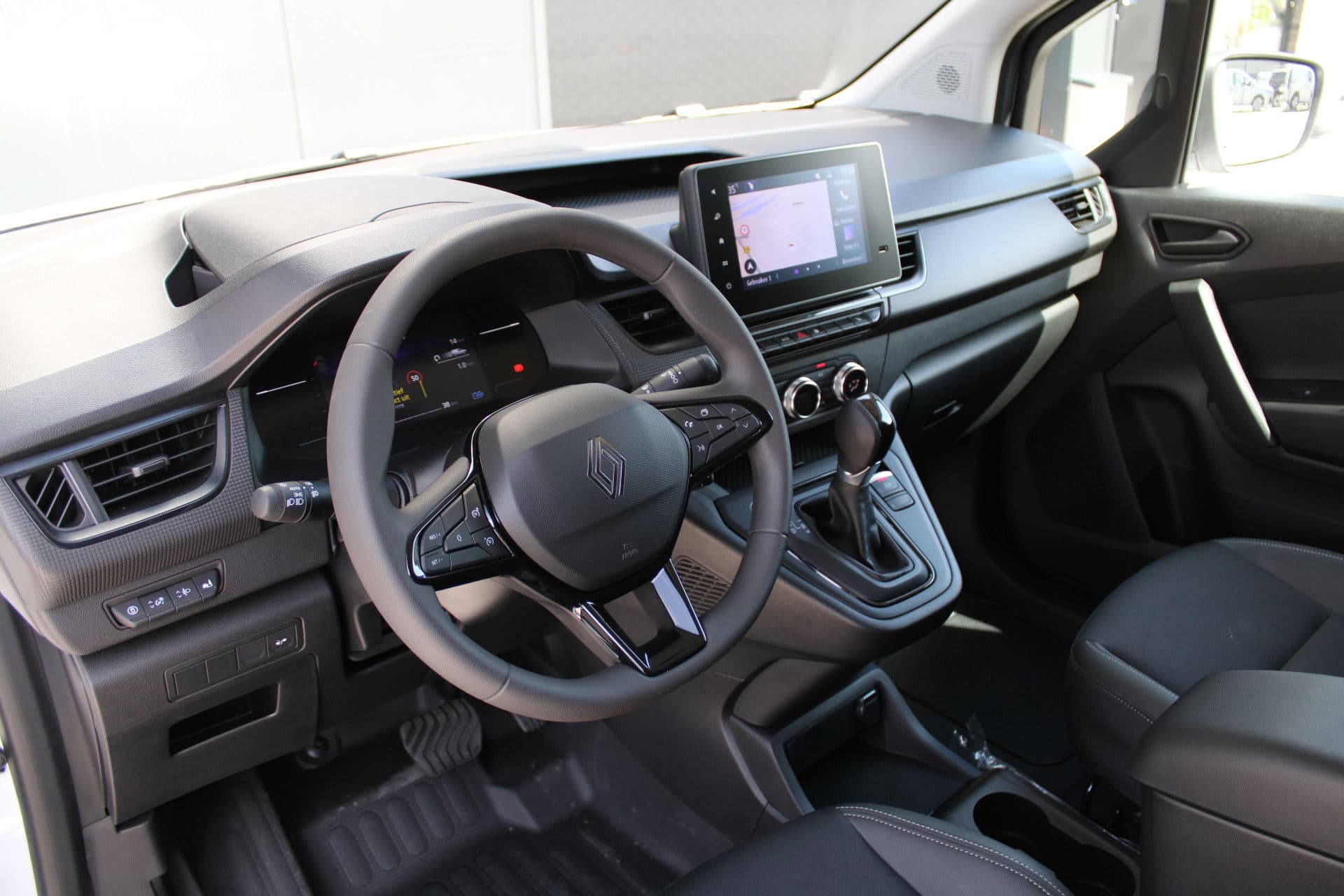 Renault Kangoo E-Tech Advance L2 44 kWh 123pk - Trekhaak - Stoelverwarming - PDC - Navi - Betimmering - LED - DAB - Cruise - Rijklaar thumbnail 2