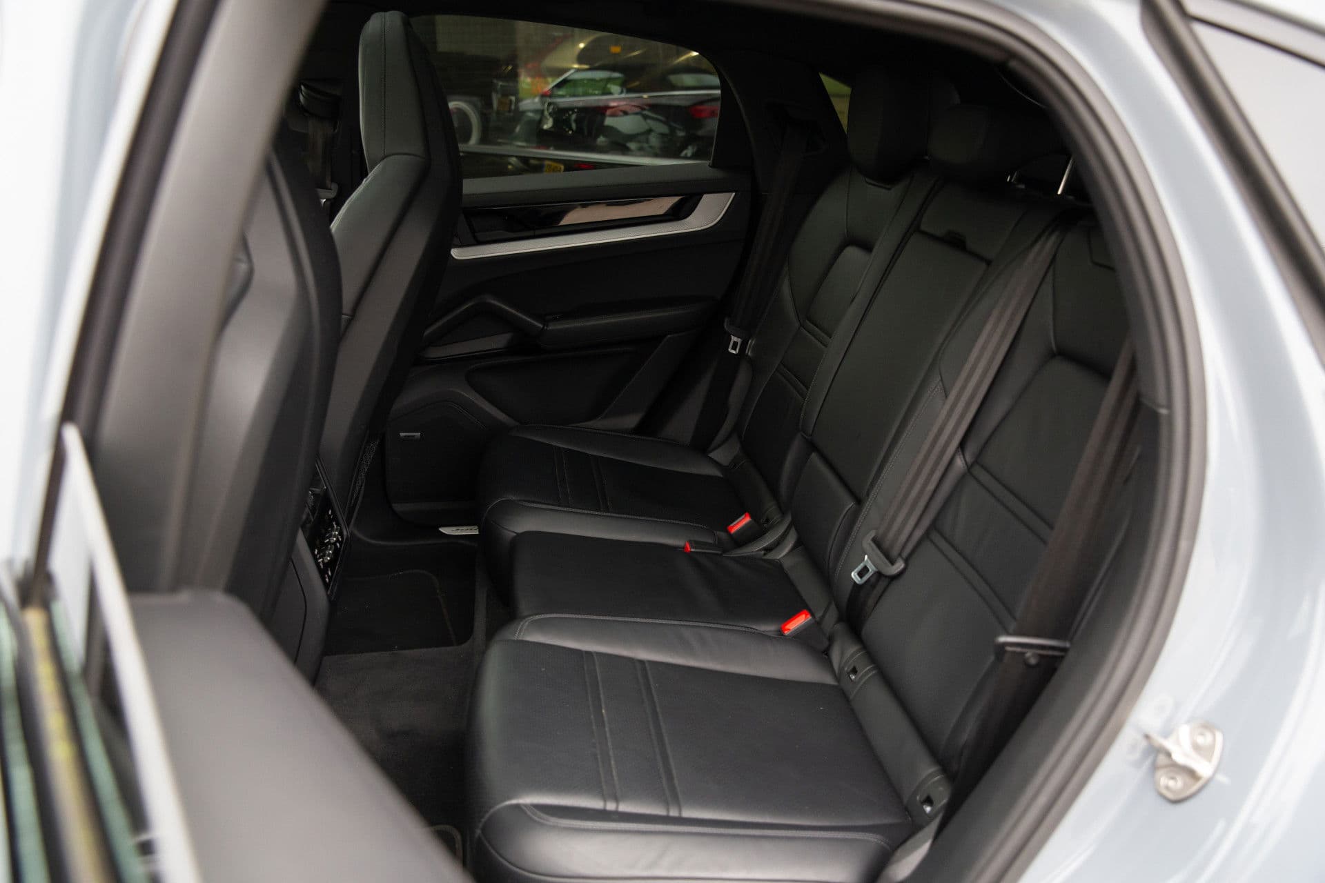 Porsche Cayenne Coupé 3.0 E-Hybrid , Panoramadak, Bijrijdersdisplay, Trekhaak, Sport Design, Origineel NL thumbnail 10