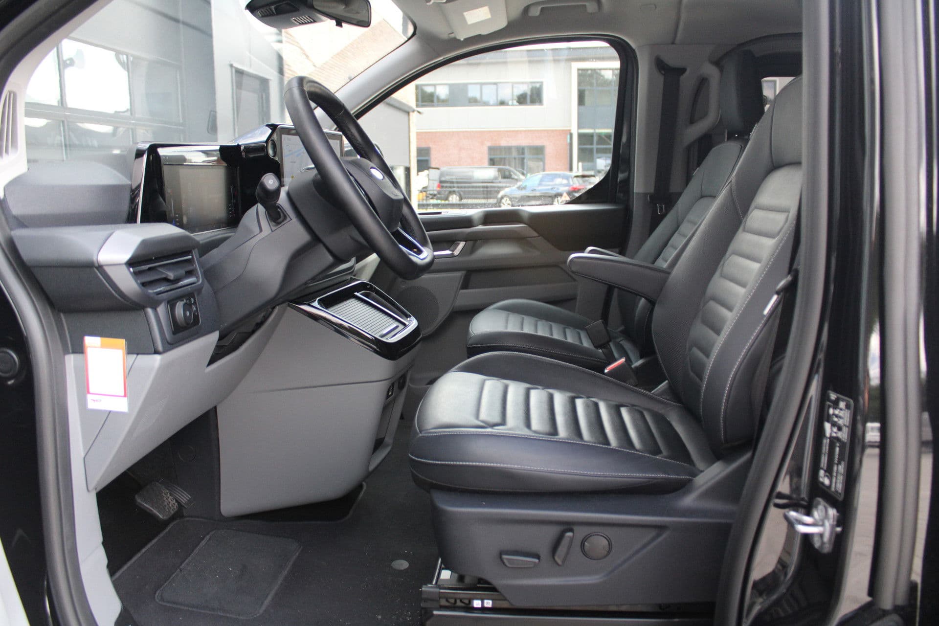 Ford Tourneo Custom 320 2.0 TDCI L2H1 Titanium X DC 170pk - Adaptive Cruise - LED - Blind Spot - Leder - Navigatie - 360 Camera - Trekhaak - Rijklaar thumbnail 15