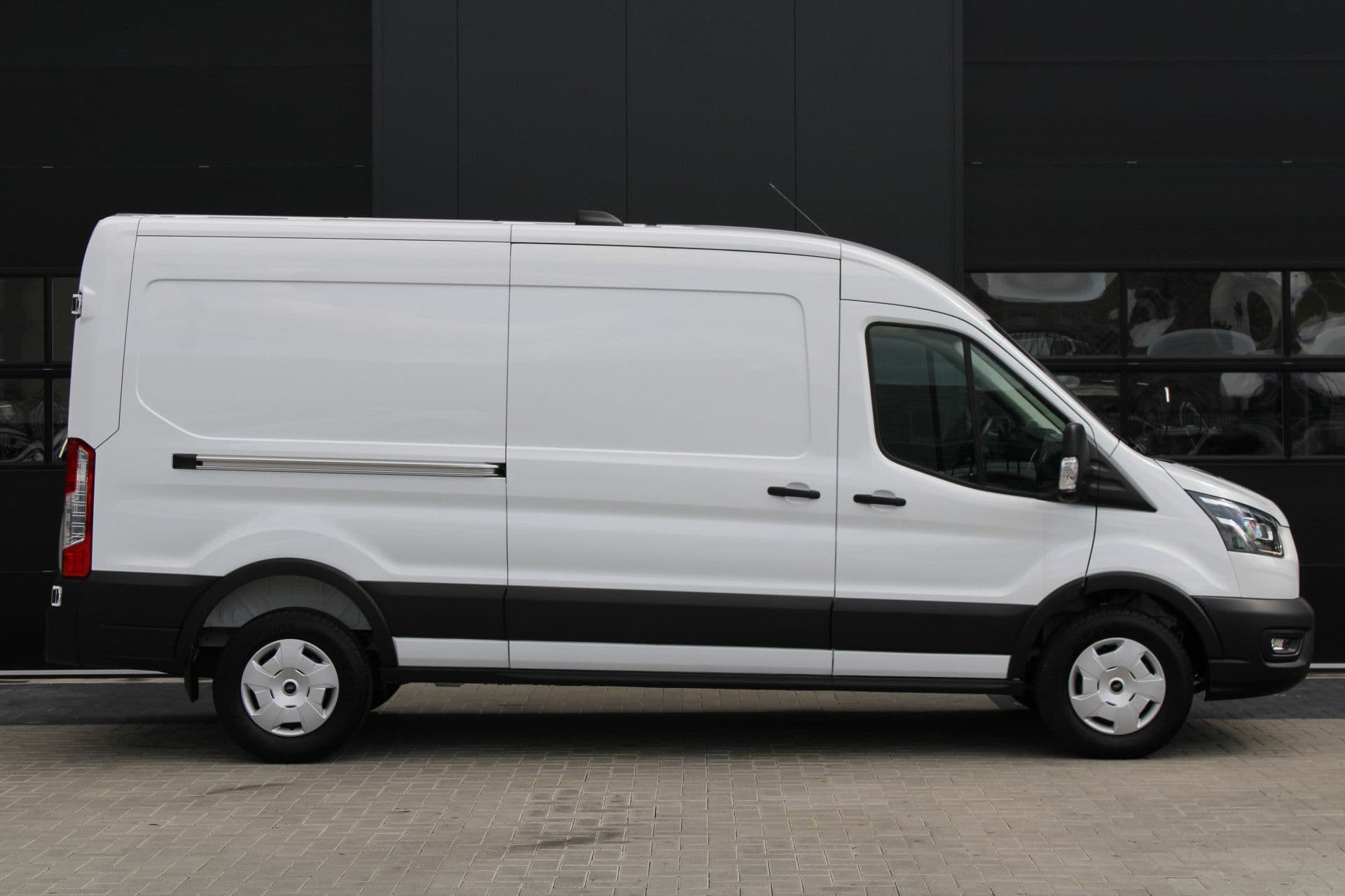 Ford Transit 350 2.0 TDCI L3H2 Trend 130pk Trend - Facelift - Xenon - Carplay - Android - Camera - Airbag Passagier - Rijklaar thumbnail 4