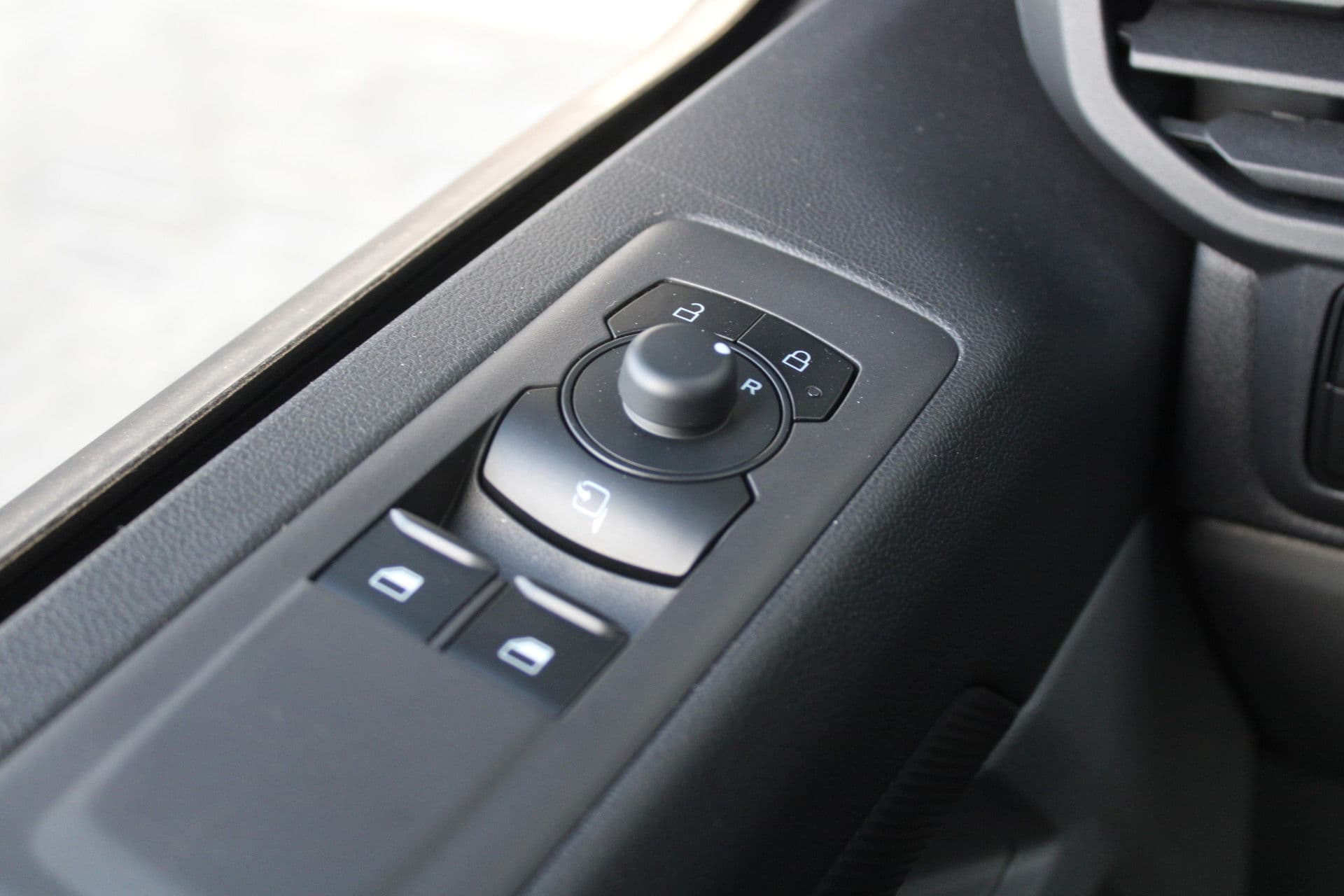 Ford Transit Custom 320 2.5 PHEV L2H1 Trend 232pk - 5 jaar GARANTIE - 2x Schuifdeur - Adaptive Cruise - Blind Spot - Navigatie - Camera - Verwarmd Stuur - Rijklaar thumbnail 15