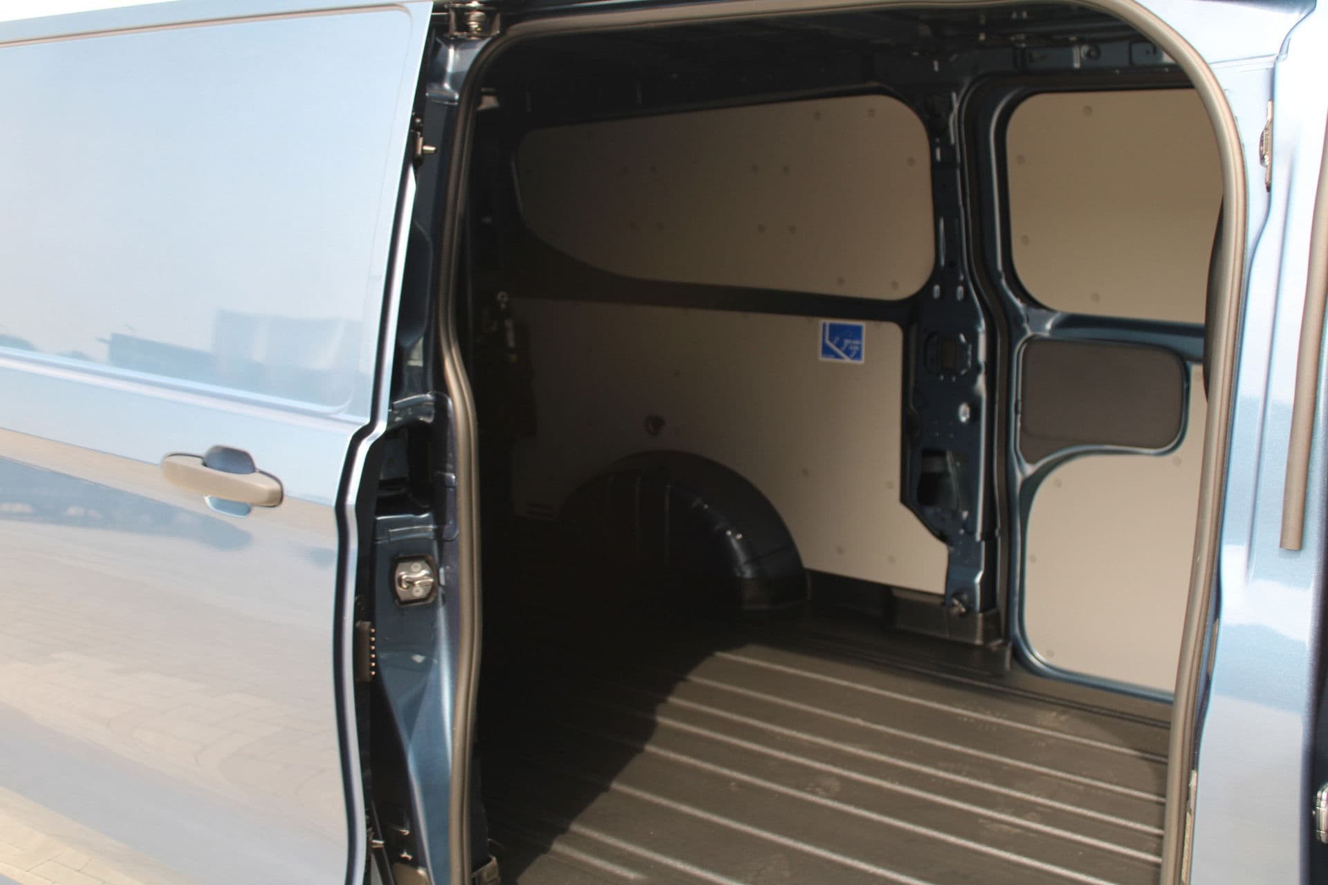 Ford Transit Custom 320 2.5 PHEV L2H1 Trend 232pk - 5 jaar GARANTIE - 2x Schuifdeur - Adaptive Cruise - Blind Spot - Navigatie - Camera - Verwarmd Stuur - Rijklaar thumbnail 12