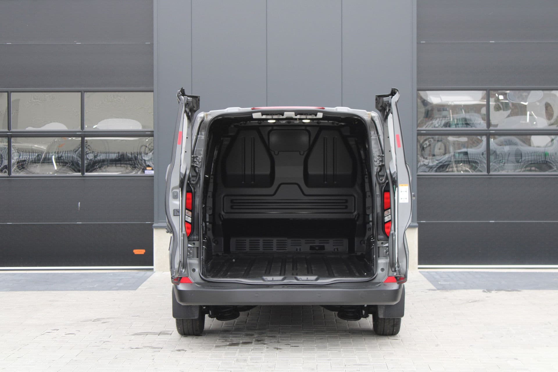 Ford Transit Custom 320 2.0 TDCI L2H1 Trend 136pk - Carplay - Android - LED koplampen - Stoelverwarming - 70l tank - Rijklaar thumbnail 8