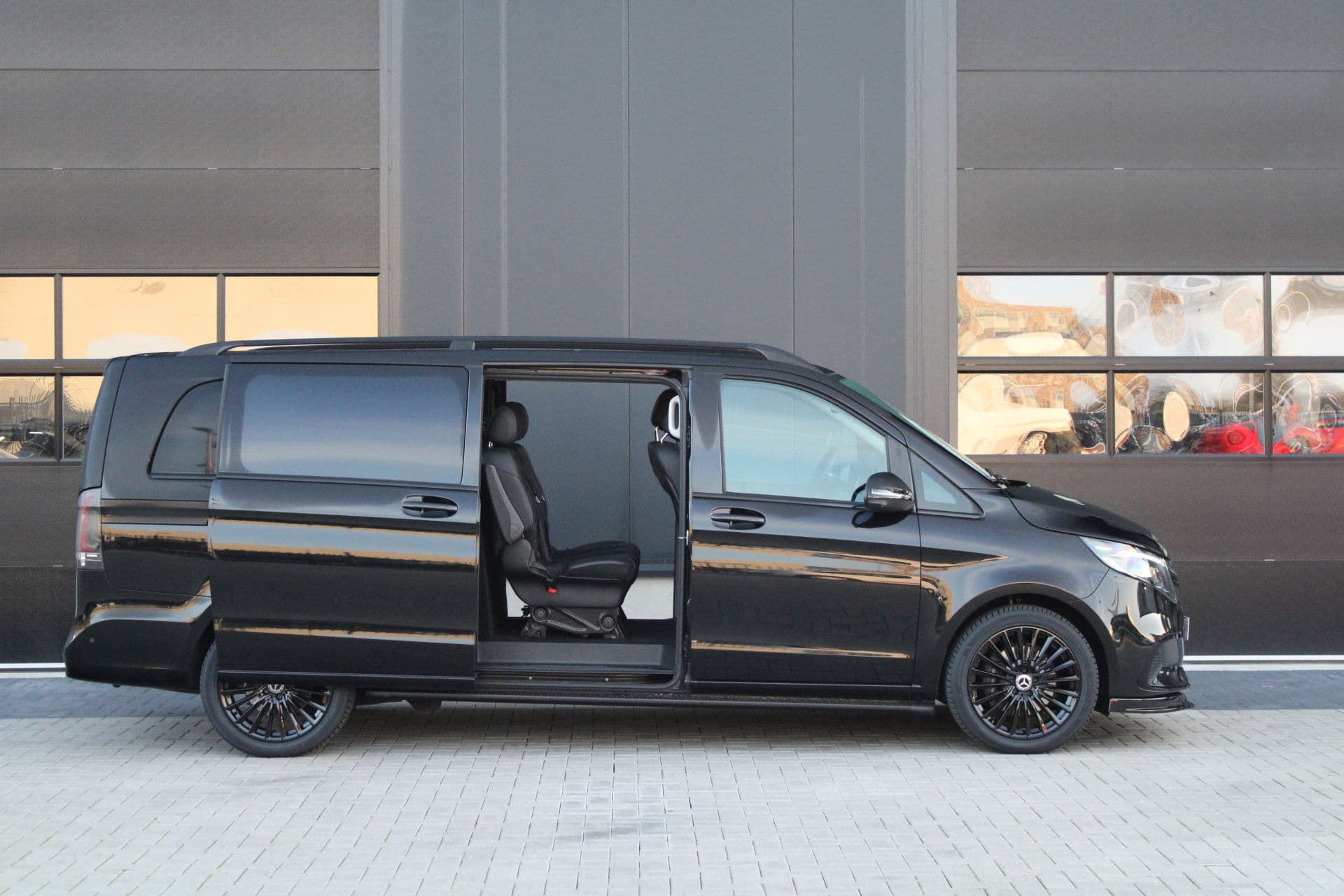 Mercedes-Benz V-Klasse 300d - Avantgarde - DC - 4-matic - 360 Cam - Multibeam - Elektrische schuifdeuren - Digitale spiegel - Volle auto - Rijklaar thumbnail 5