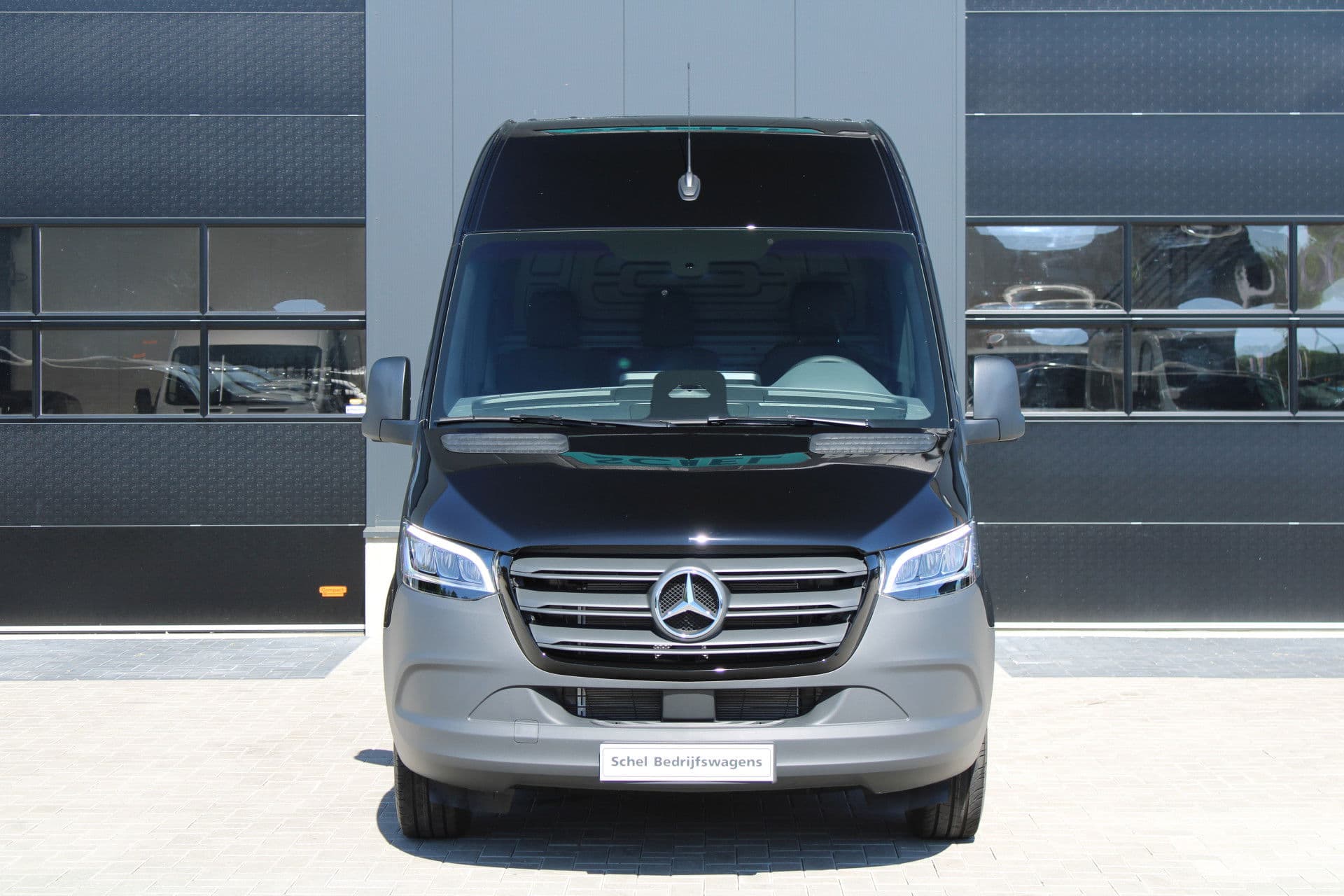 Mercedes-Benz Sprinter 317CDI L2H2 Select - LED - Mbux 10 - 3.5t Trekhaak - Geveerde Stoel - Betimmering - Camera - Carplay - Blind spot - Cruise - Rijklaar thumbnail 2