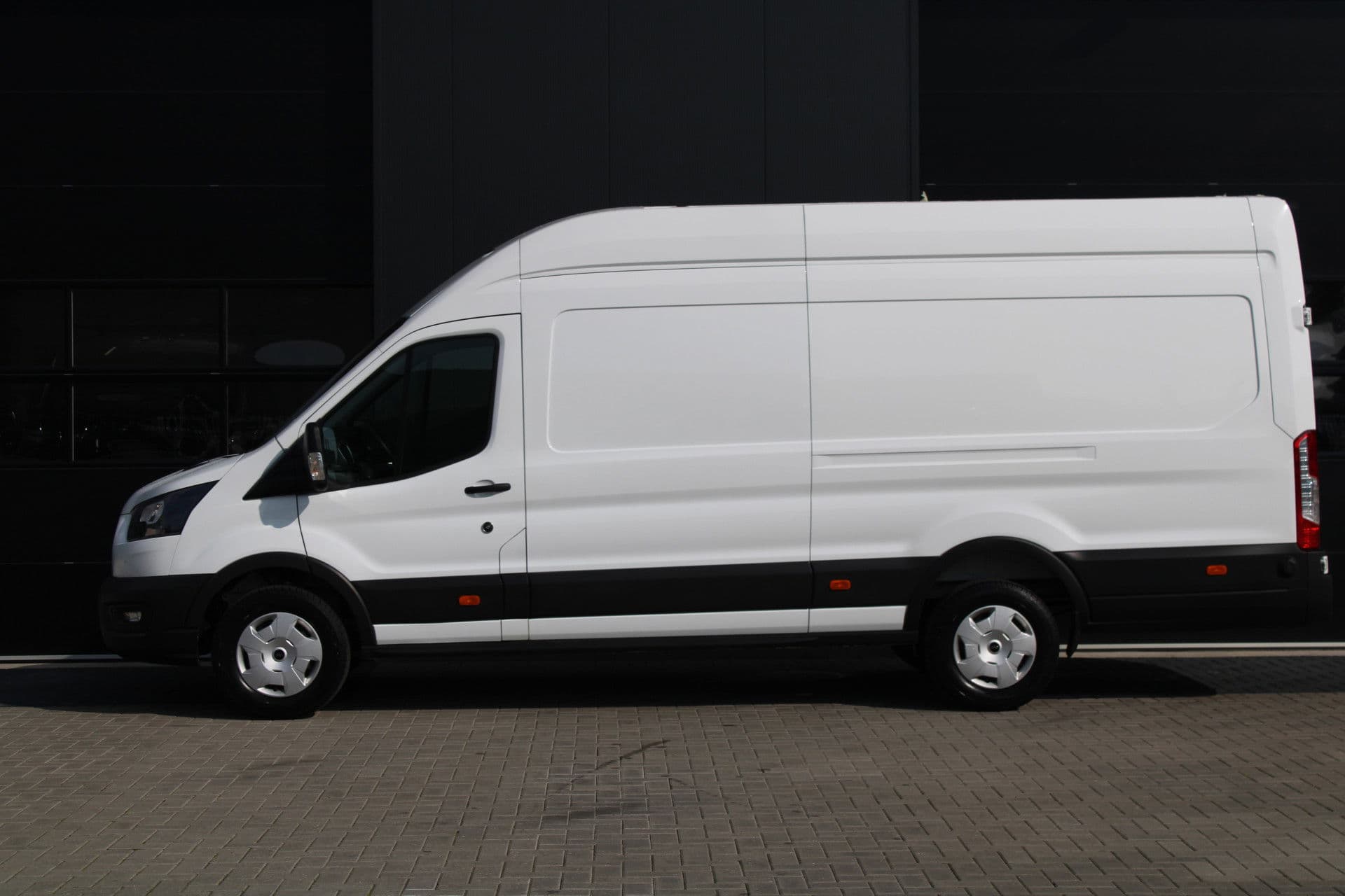 Ford Transit 350 2.0 TDCI L4H3 Trend RWD 130pk - 270gr deuren - Camera - Cruise - Carplay - Airco - PDC - Rijklaar thumbnail 9