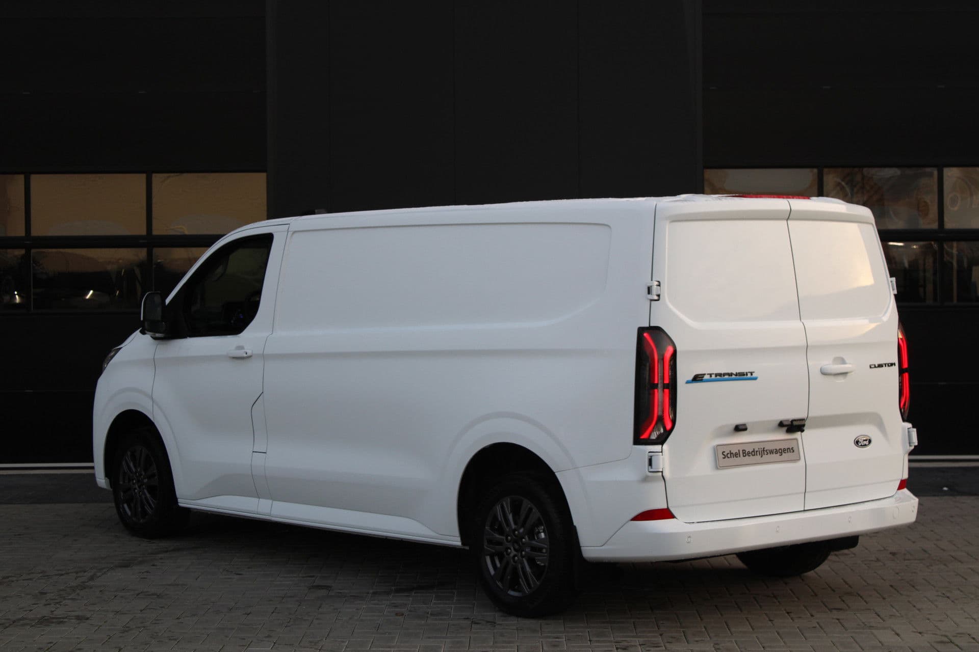 Ford E-Transit Custom 340 L2H1 Limited 65 kWh 218pk - LED - 360 Camera - B&O - ACC - Navi - Stoel/Stuurverwarming - Rijklaar thumbnail 8