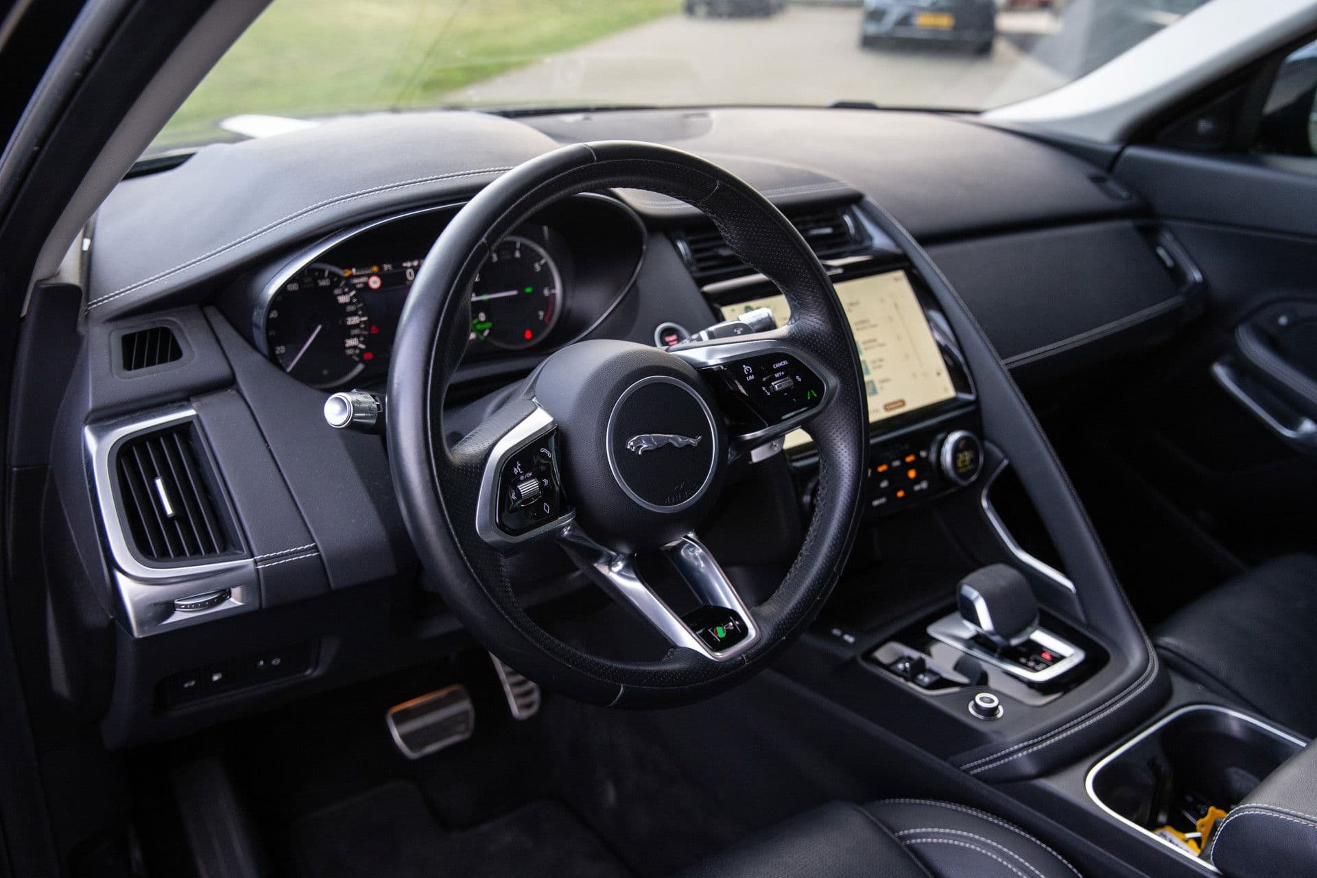 Jaguar E-Pace 1.5 P300e AWD R-Dynamic SE , Panoramadak, Leer, Carplay, thumbnail 5