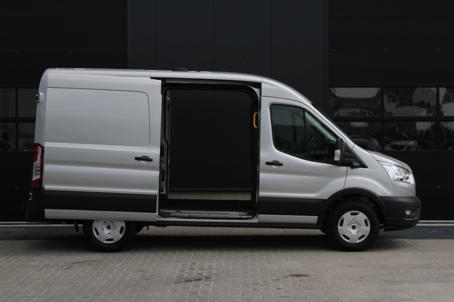 Ford Transit 350 2.0 TDCI L2H2 Trend 165pk - Facelift - 2x Schuifdeur - Adaptive Cruise - Navigatie - Blind Spot - 360 Camera - Stoel - Stuurverwarming - Rijklaar thumbnail 28