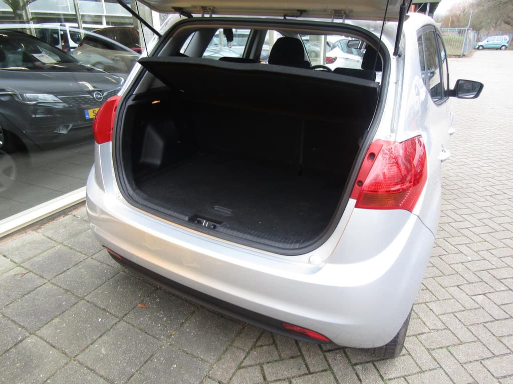 Kia Venga 1.4 MPi 90pk ComfortLine Airco thumbnail 8