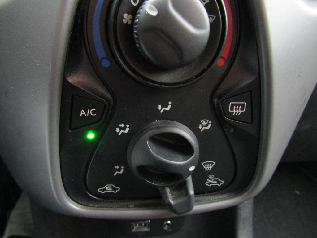 Peugeot 108 1.0 e-VTi 68pk 5D Blue Lease thumbnail 10