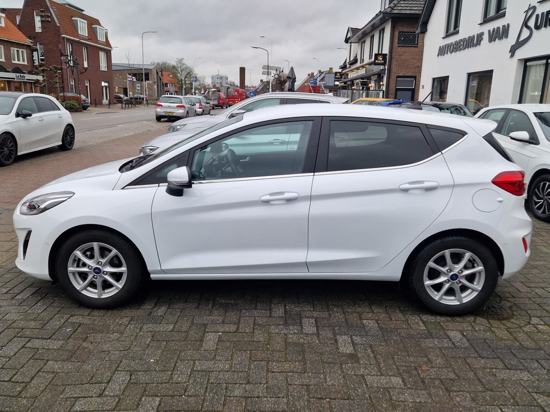 Ford Fiesta 1.0 EcoBoost Titanium,Navigatie,Stuurverwarming,Stuurverwarming,Apple Car Play,Android thumbnail 4