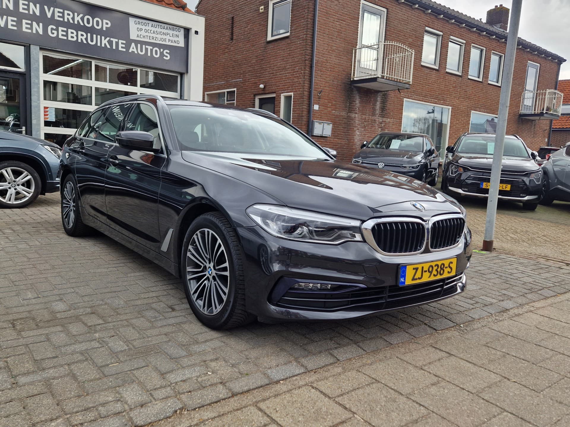 BMW 5-serie Touring 520i High Executive Edition,Panoramadak,Stoelverwarming,Navgatie,Achteruitrij camera thumbnail 3