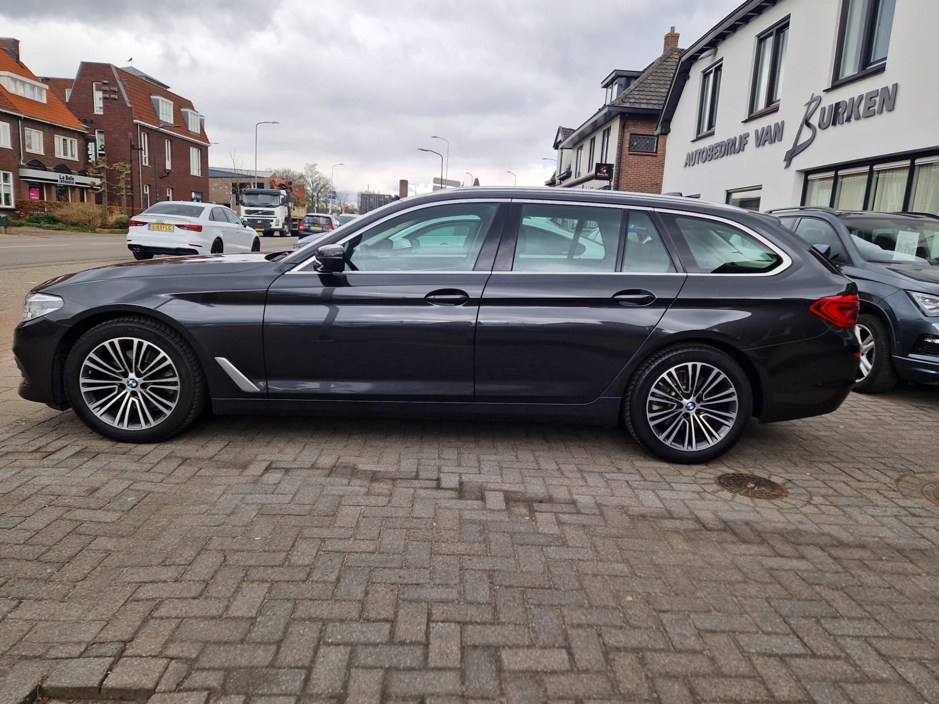 BMW 5-serie Touring 520i High Executive Edition,Panoramadak,Stoelverwarming,Navgatie,Achteruitrij camera thumbnail 4