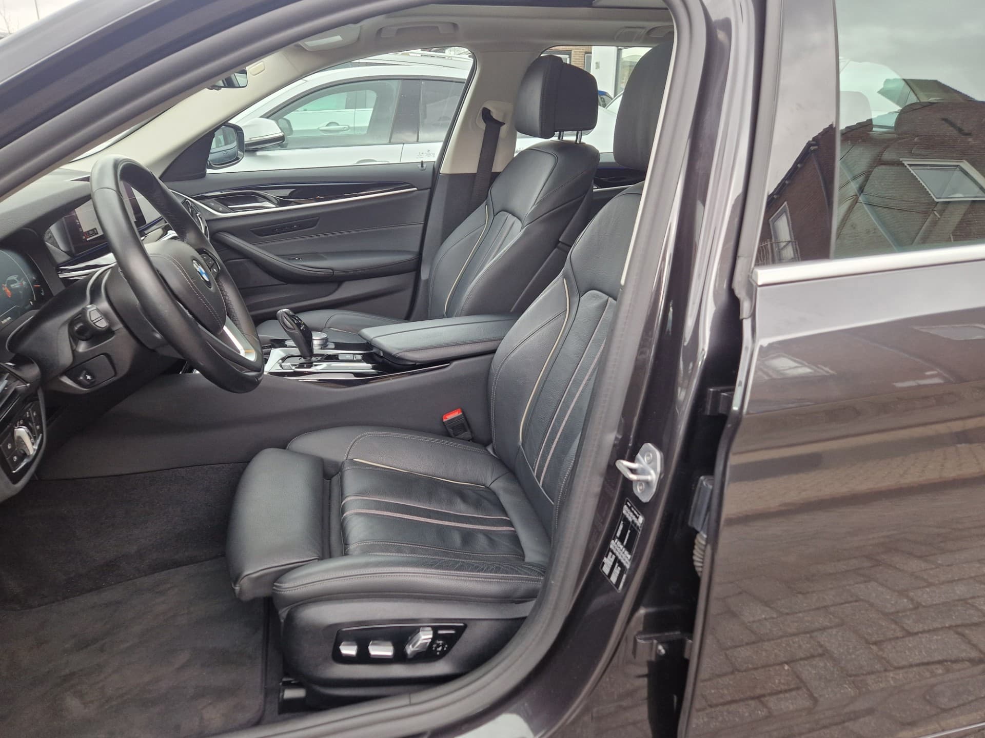 BMW 5-serie Touring 520i High Executive Edition,Panoramadak,Stoelverwarming,Navgatie,Achteruitrij camera thumbnail 10