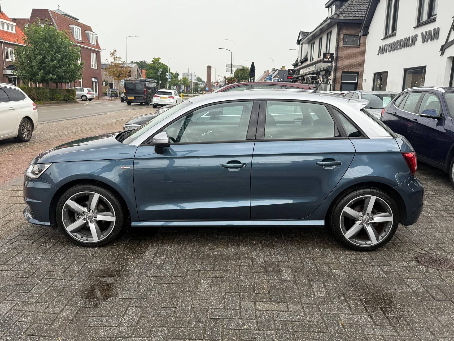 Audi A1 Sportback 1.0 TFSI Adrenalin, Navigatie,L.M.Velgen,Extra getint glas,Airco,Cruise control thumbnail 4