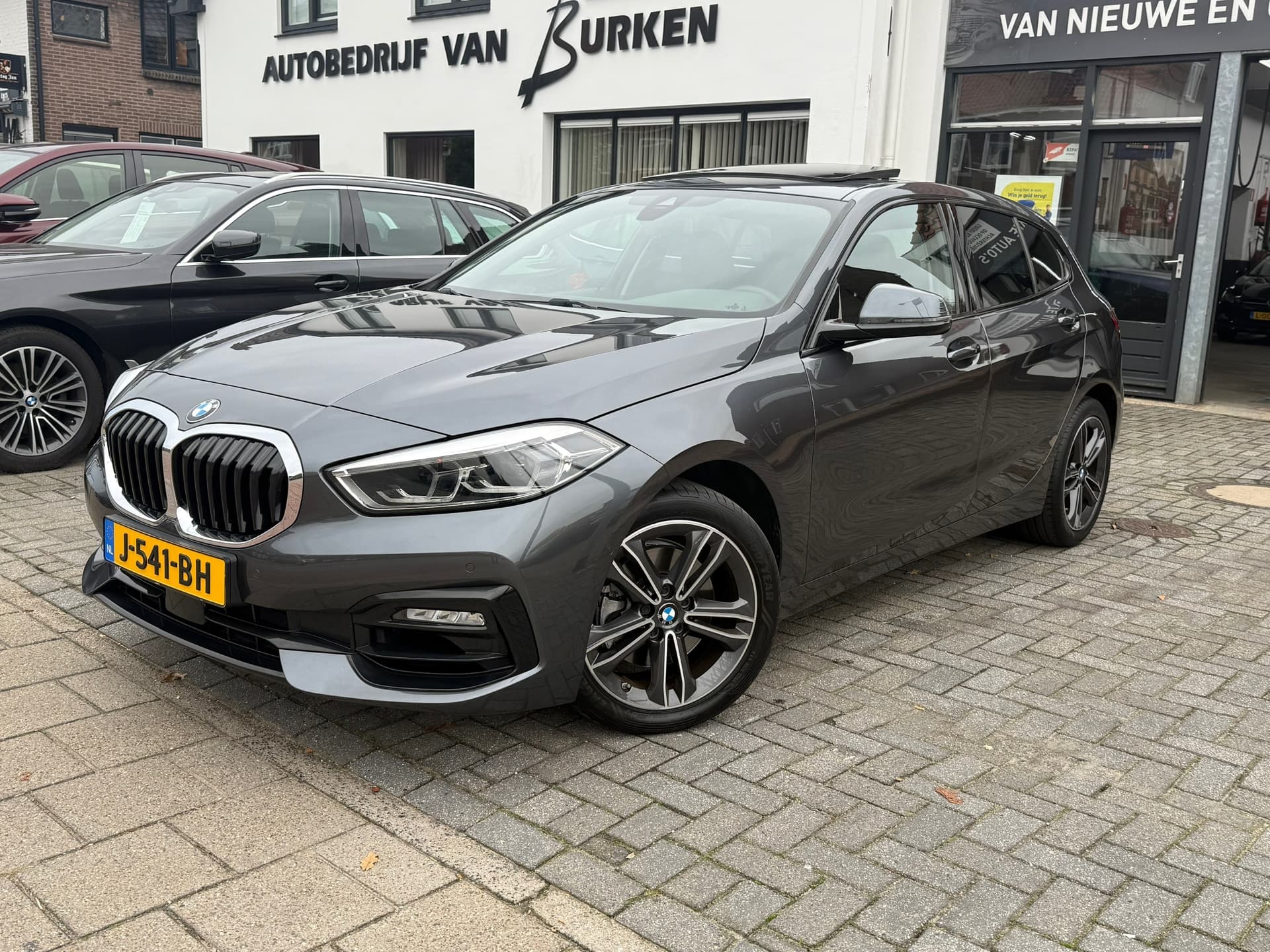 BMW 1-serie 118i High Executive Edition, Panoramadak,Apple Carplay/Android,Stoelverwarming,Navigatie,Achteruitrij camera