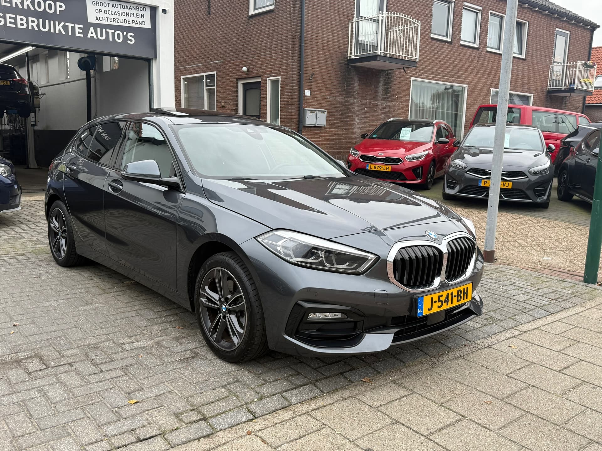 BMW 1-serie 118i High Executive Edition, Panoramadak,Apple Carplay/Android,Stoelverwarming,Navigatie,Achteruitrij camera thumbnail 3