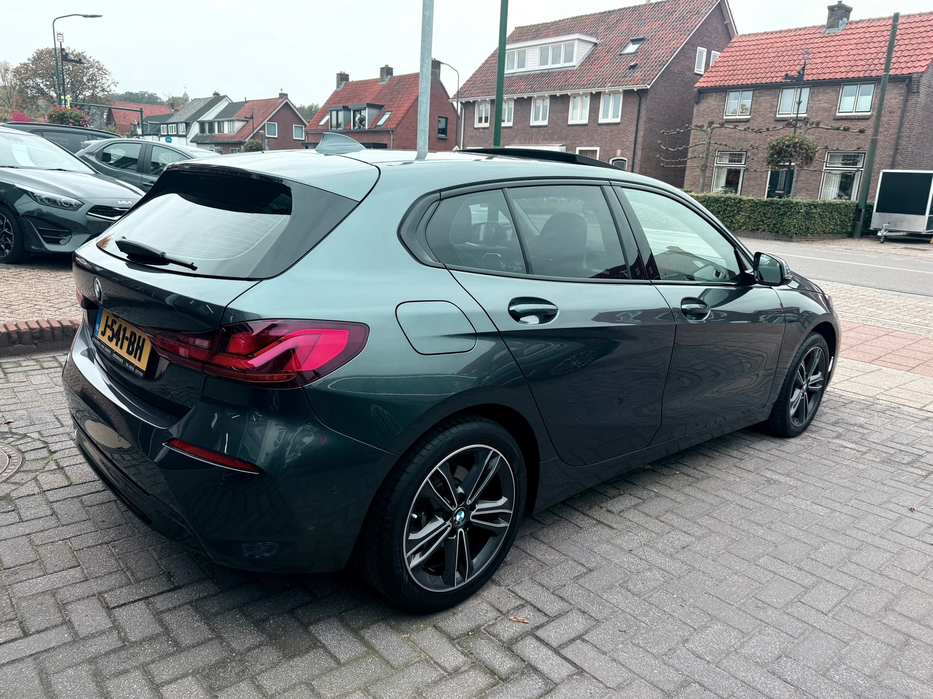 BMW 1-serie 118i High Executive Edition, Panoramadak,Apple Carplay/Android,Stoelverwarming,Navigatie,Achteruitrij camera thumbnail 7