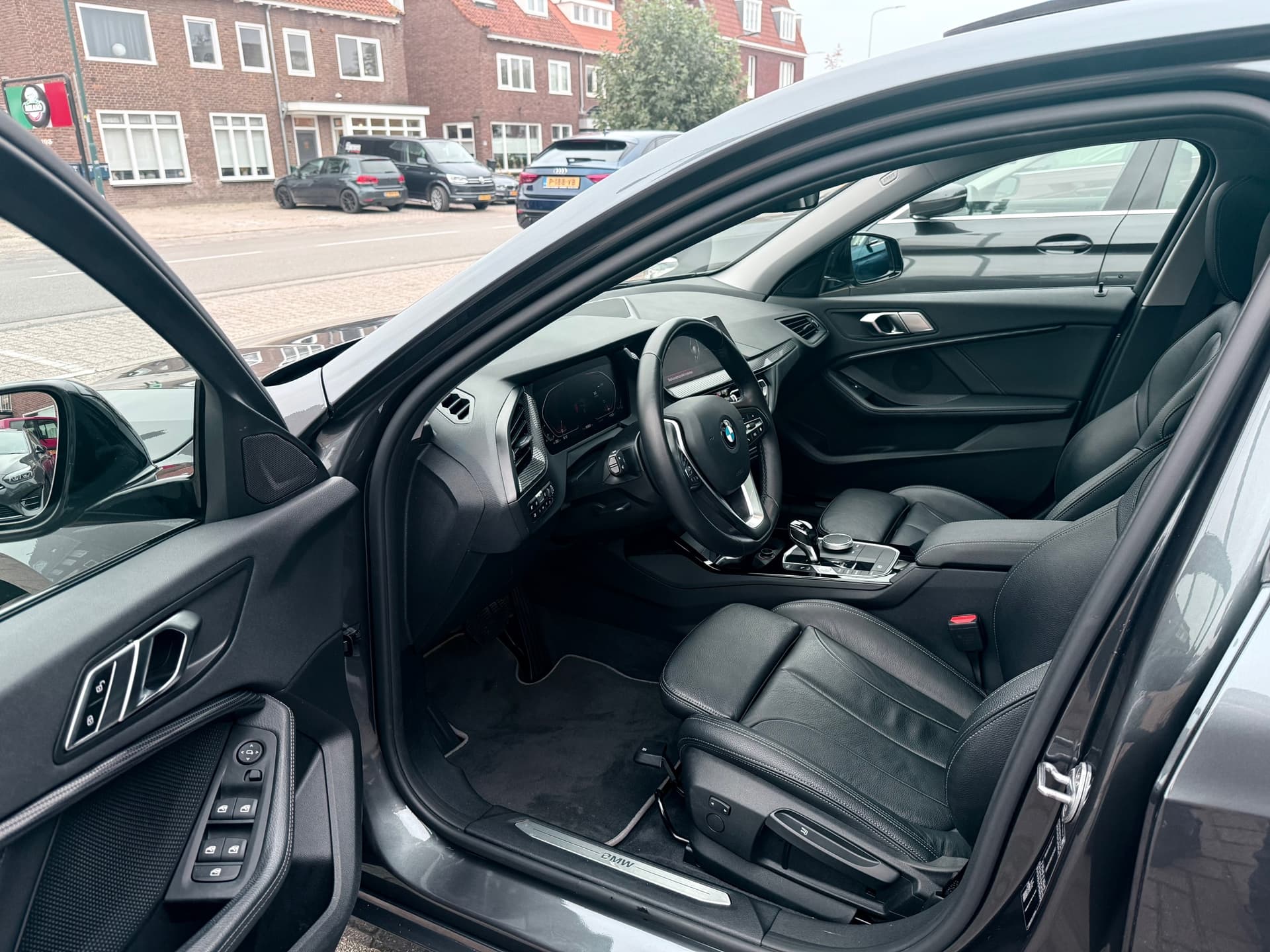 BMW 1-serie 118i High Executive Edition, Panoramadak,Apple Carplay/Android,Stoelverwarming,Navigatie,Achteruitrij camera thumbnail 11