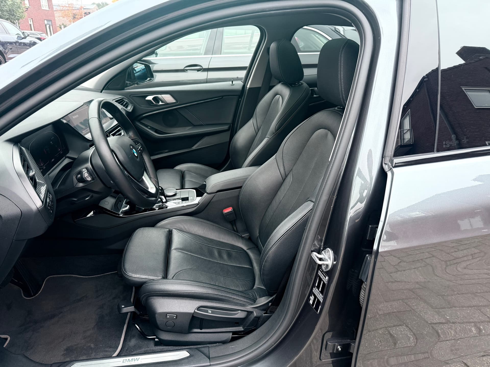 BMW 1-serie 118i High Executive Edition, Panoramadak,Apple Carplay/Android,Stoelverwarming,Navigatie,Achteruitrij camera thumbnail 12